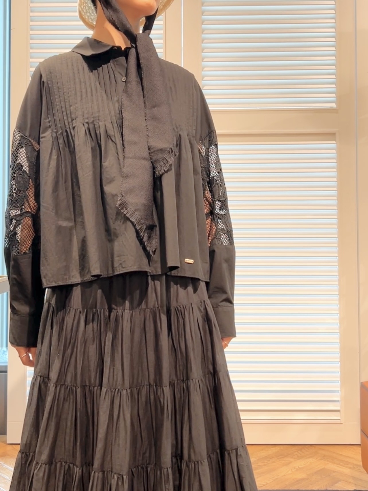OCHIAIさんの「DRESSTERIOR｜【着映え】シアーレーススリーブ ピンタック クロップドシャツ」を使ったコーディネート
