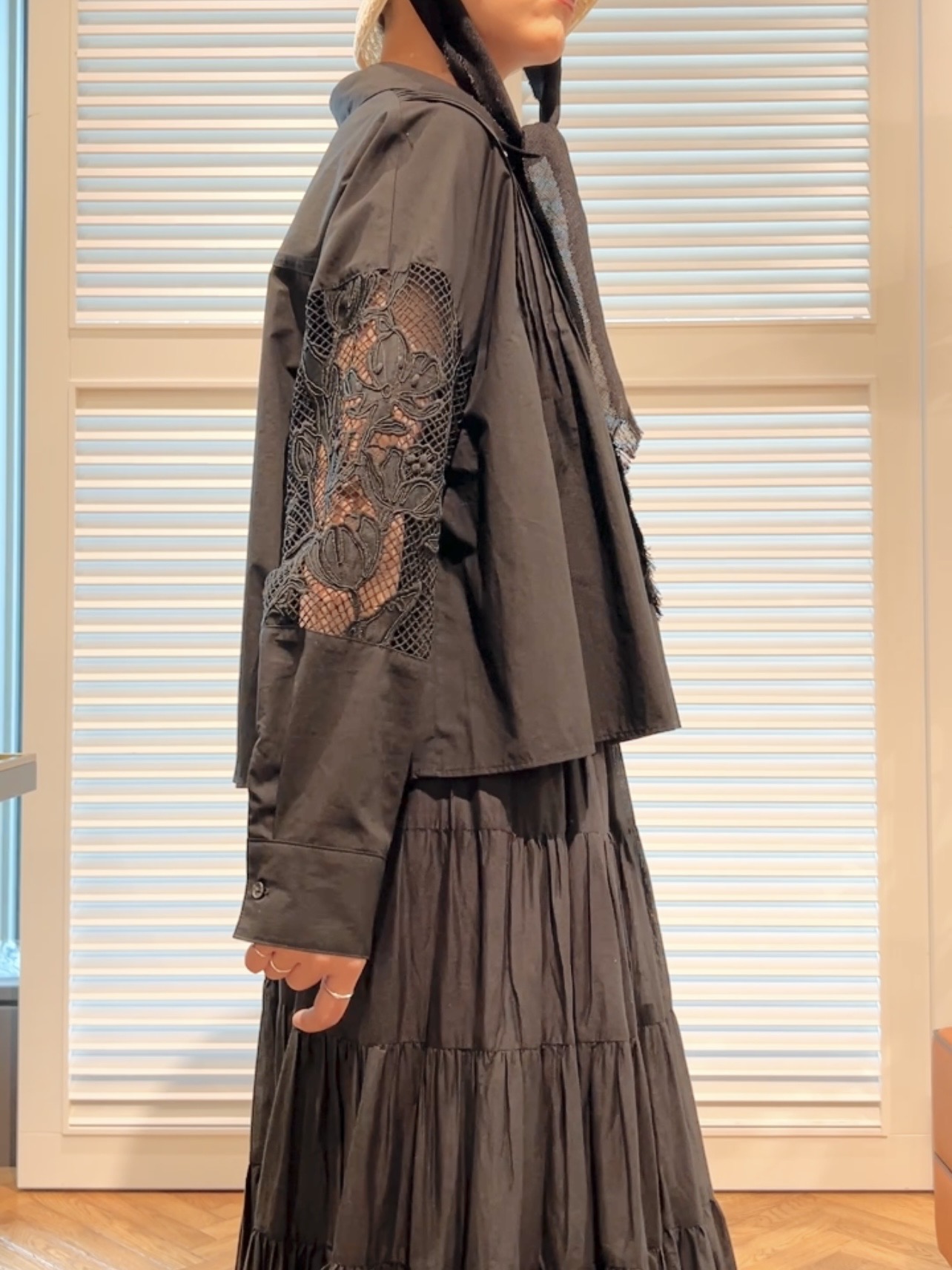 OCHIAIさんの「DRESSTERIOR｜【着映え】シアーレーススリーブ ピンタック クロップドシャツ」を使ったコーディネート