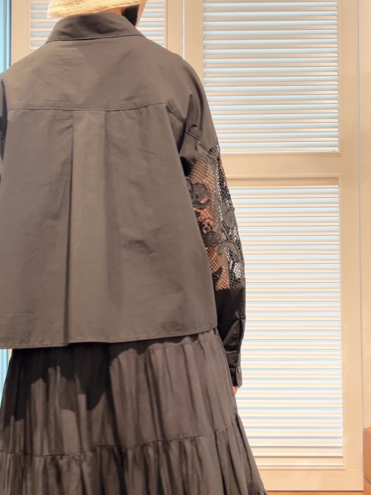 OCHIAIさんの「DRESSTERIOR｜【着映え】シアーレーススリーブ ピンタック クロップドシャツ」を使ったコーディネート