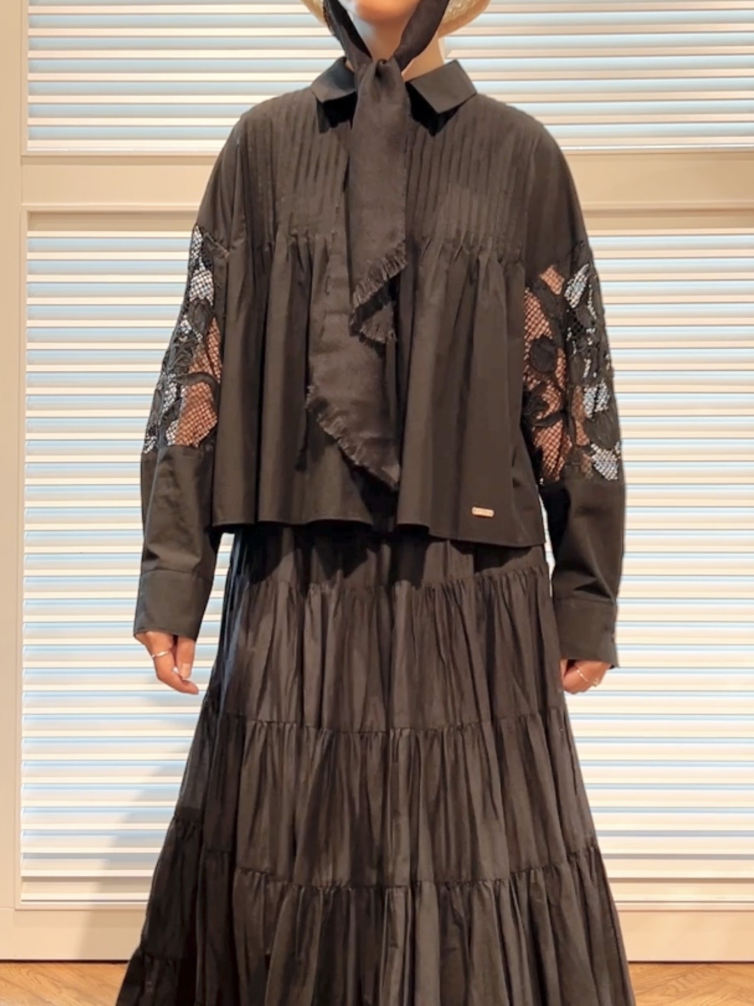OCHIAIさんの「DRESSTERIOR｜【着映え】シアーレーススリーブ ピンタック クロップドシャツ」を使ったコーディネート
