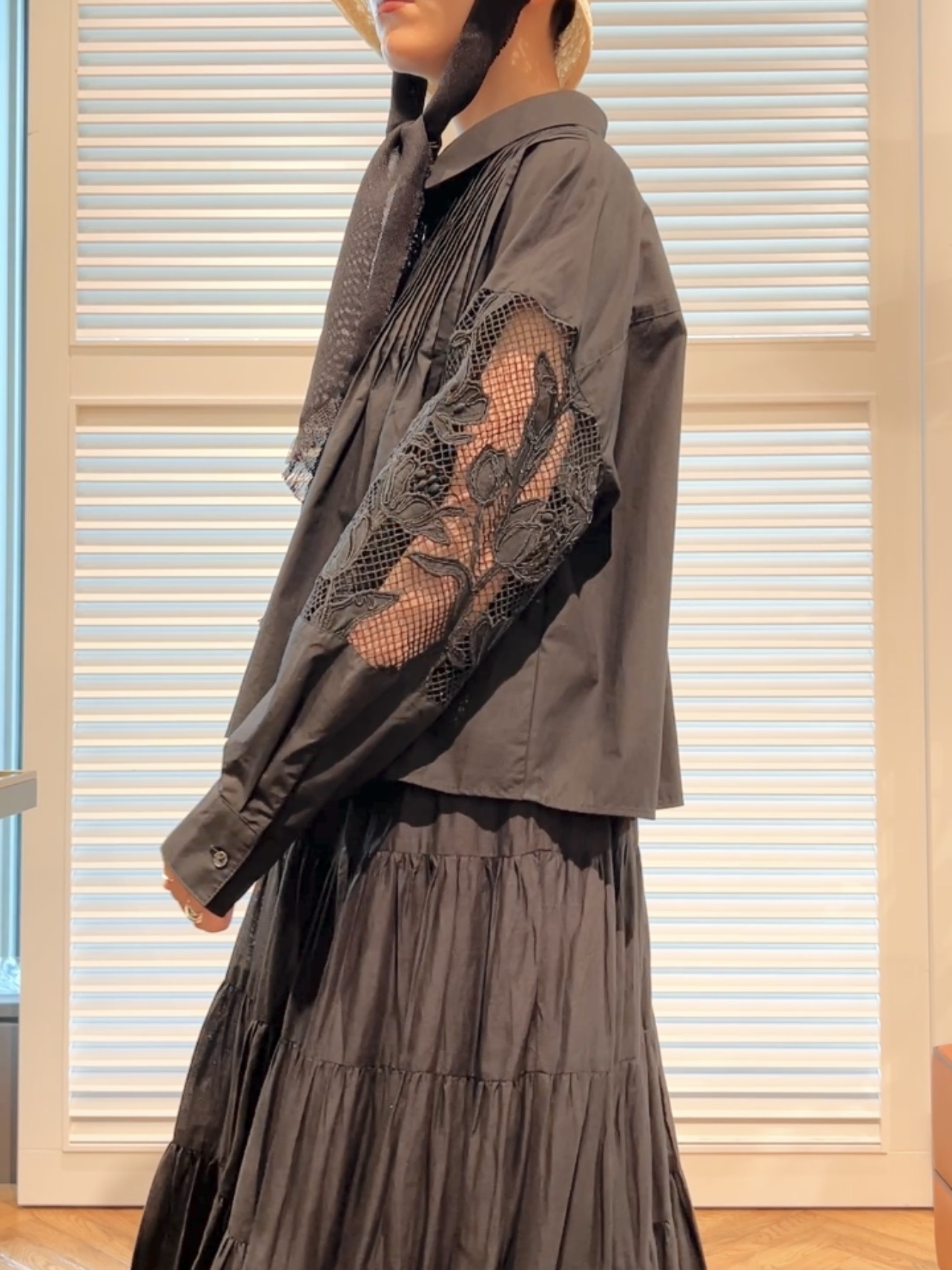 OCHIAIさんの「DRESSTERIOR｜【着映え】シアーレーススリーブ ピンタック クロップドシャツ」を使ったコーディネート
