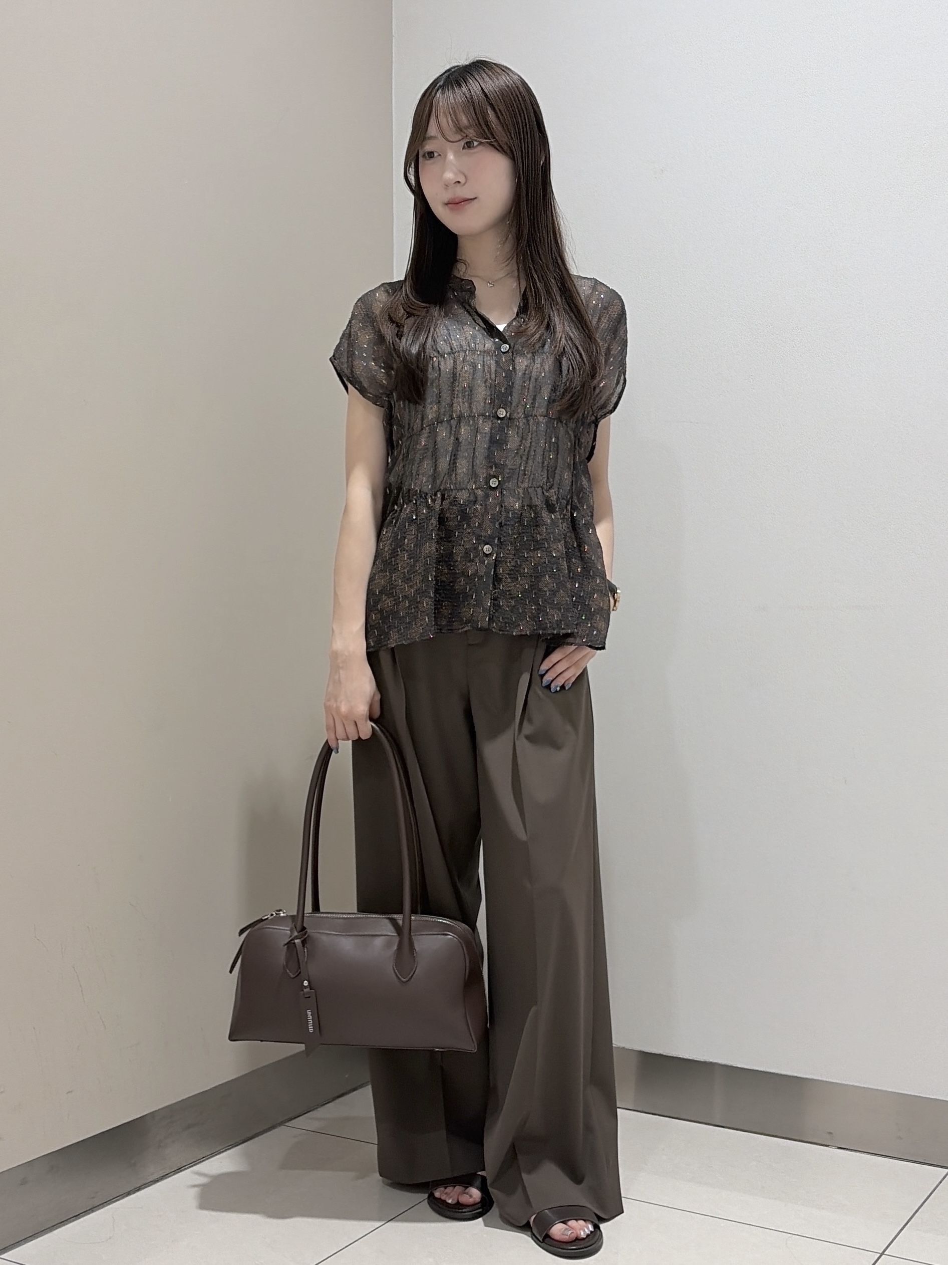 岡田美詩さんの「UNTITLED｜【秋映え/シアー】ヴィンテージドットブラウス」を使ったコーディネート