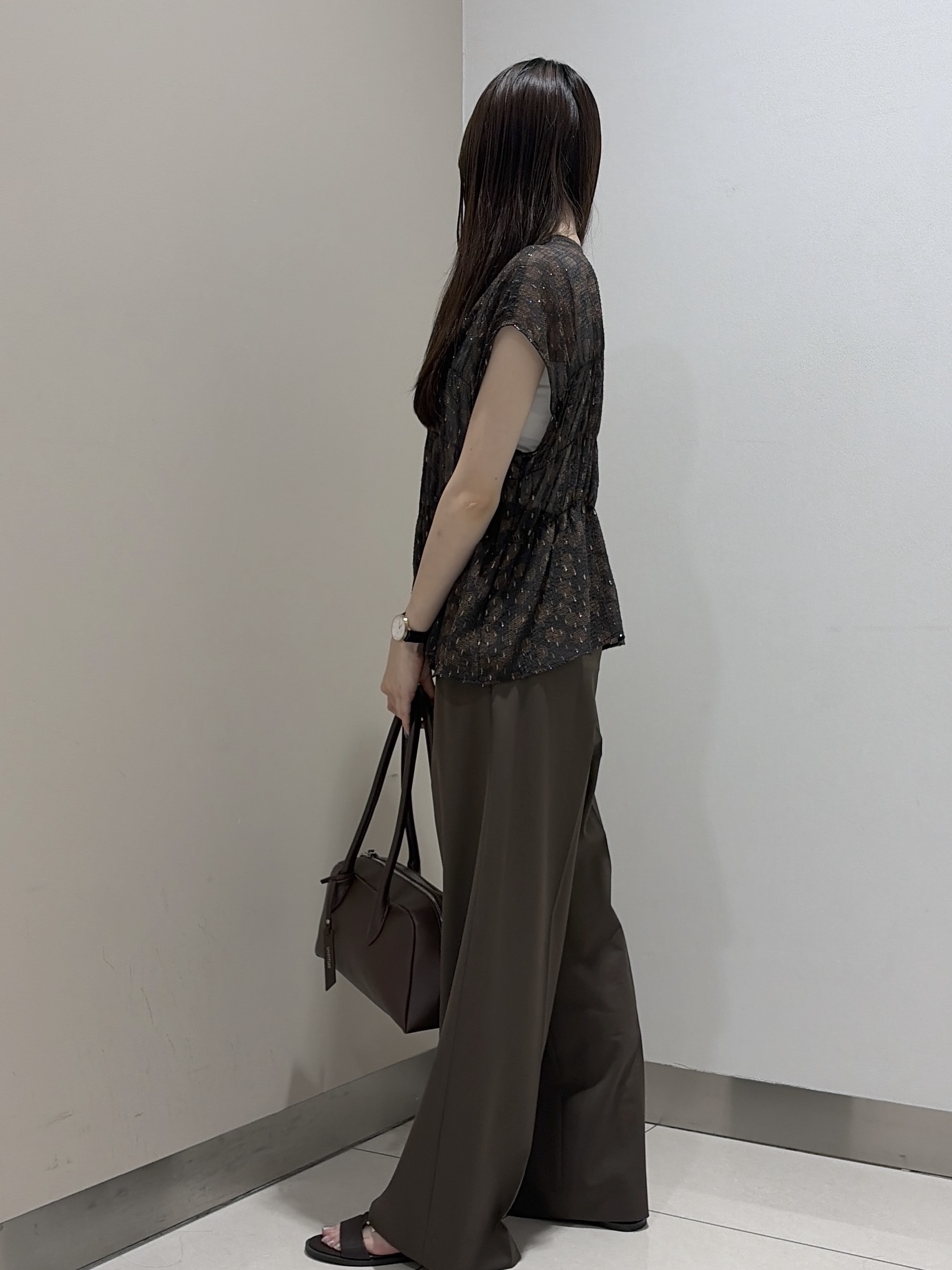岡田美詩さんの「UNTITLED｜【秋映え/シアー】ヴィンテージドットブラウス」を使ったコーディネート