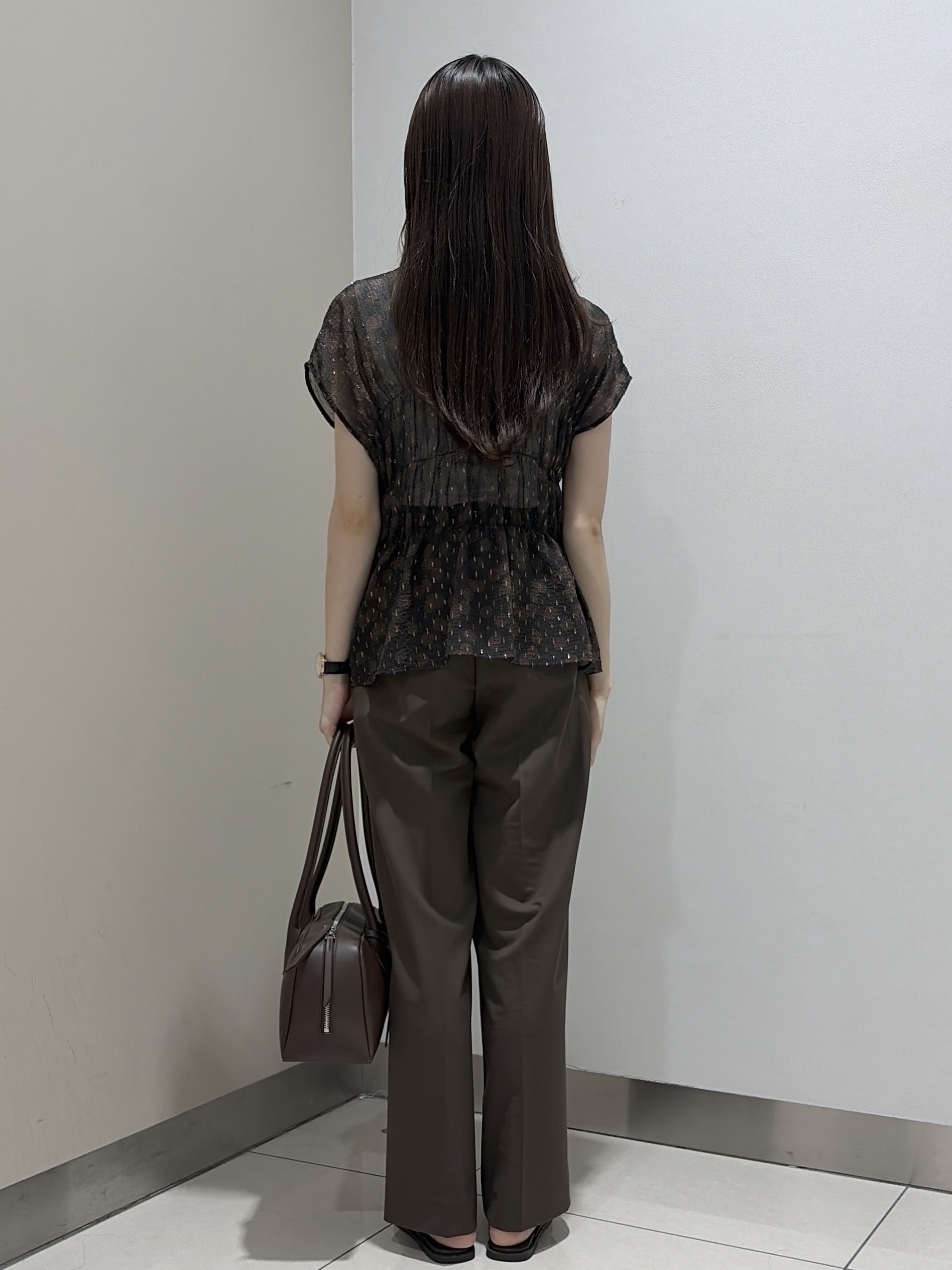 岡田美詩さんの「UNTITLED｜【秋映え/シアー】ヴィンテージドットブラウス」を使ったコーディネート