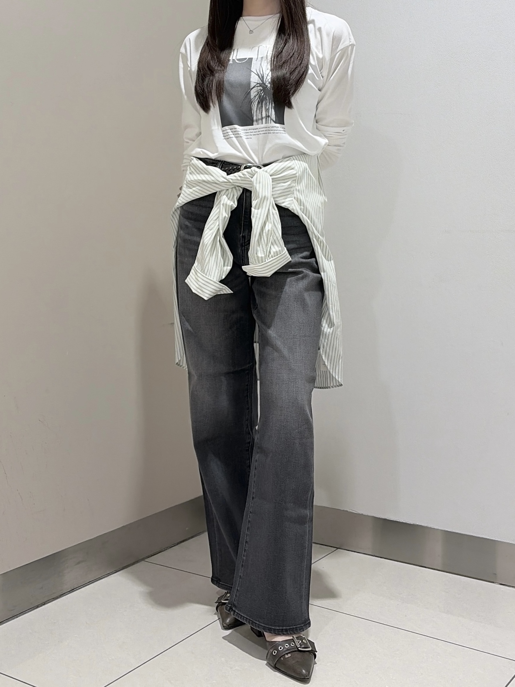 岡田美詩さんの「UNTITLED｜フォトグラフィックロンT」を使ったコーディネート