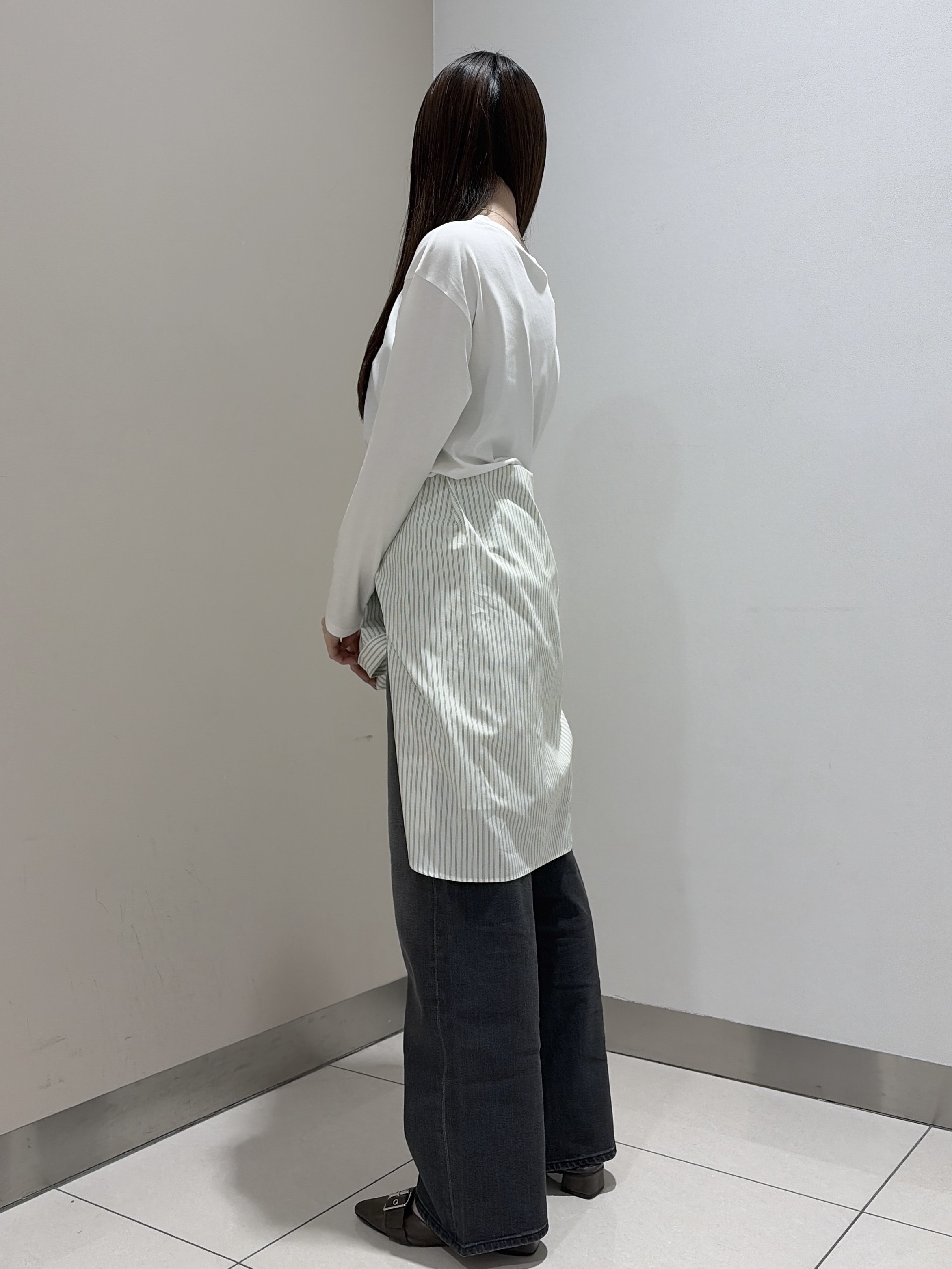 岡田美詩さんの「UNTITLED｜フォトグラフィックロンT」を使ったコーディネート