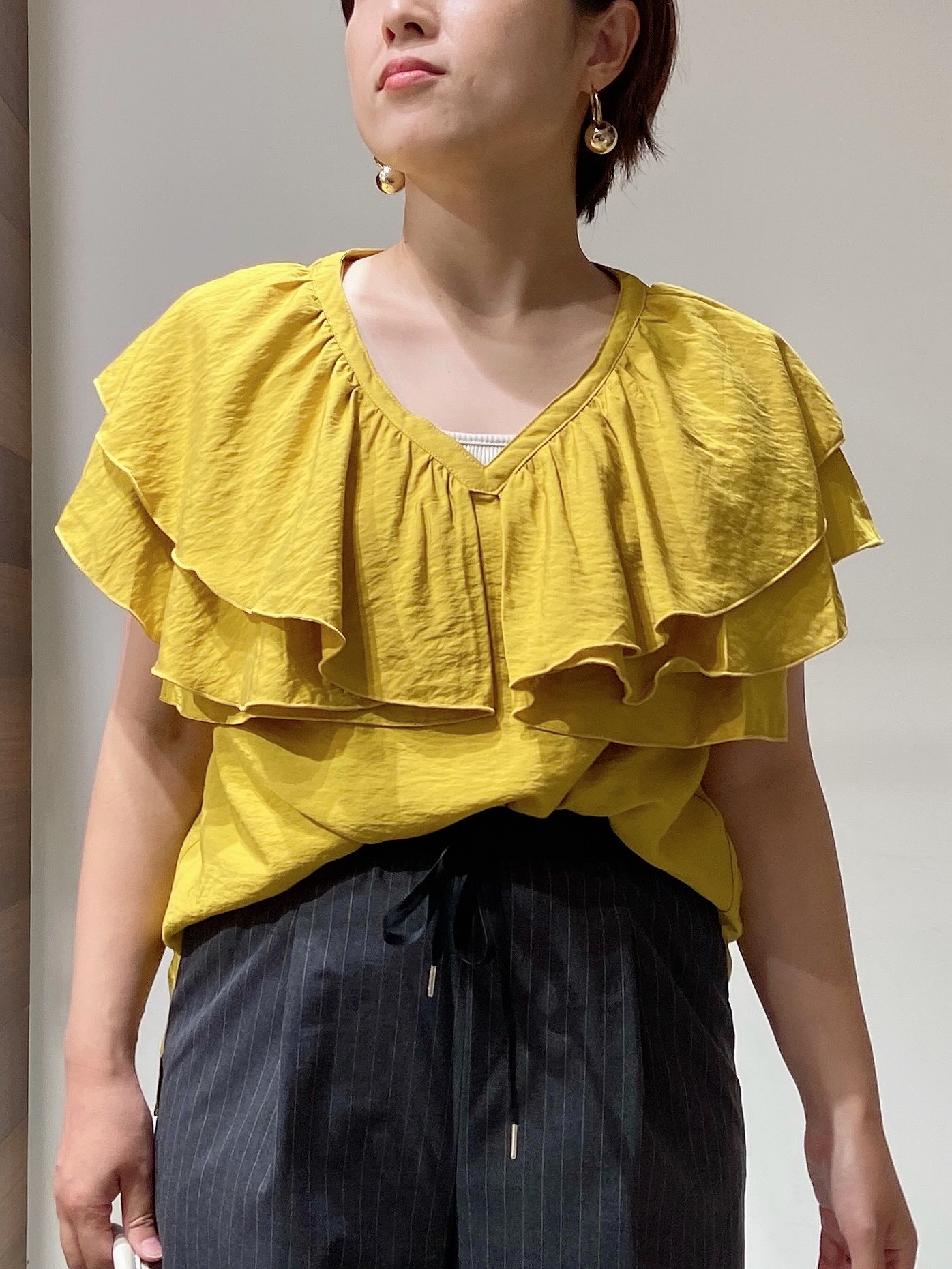 MIHOさんの「OPAQUE.CLIP｜フリルVネックブラウス【洗濯機OK】」を使ったコーディネート