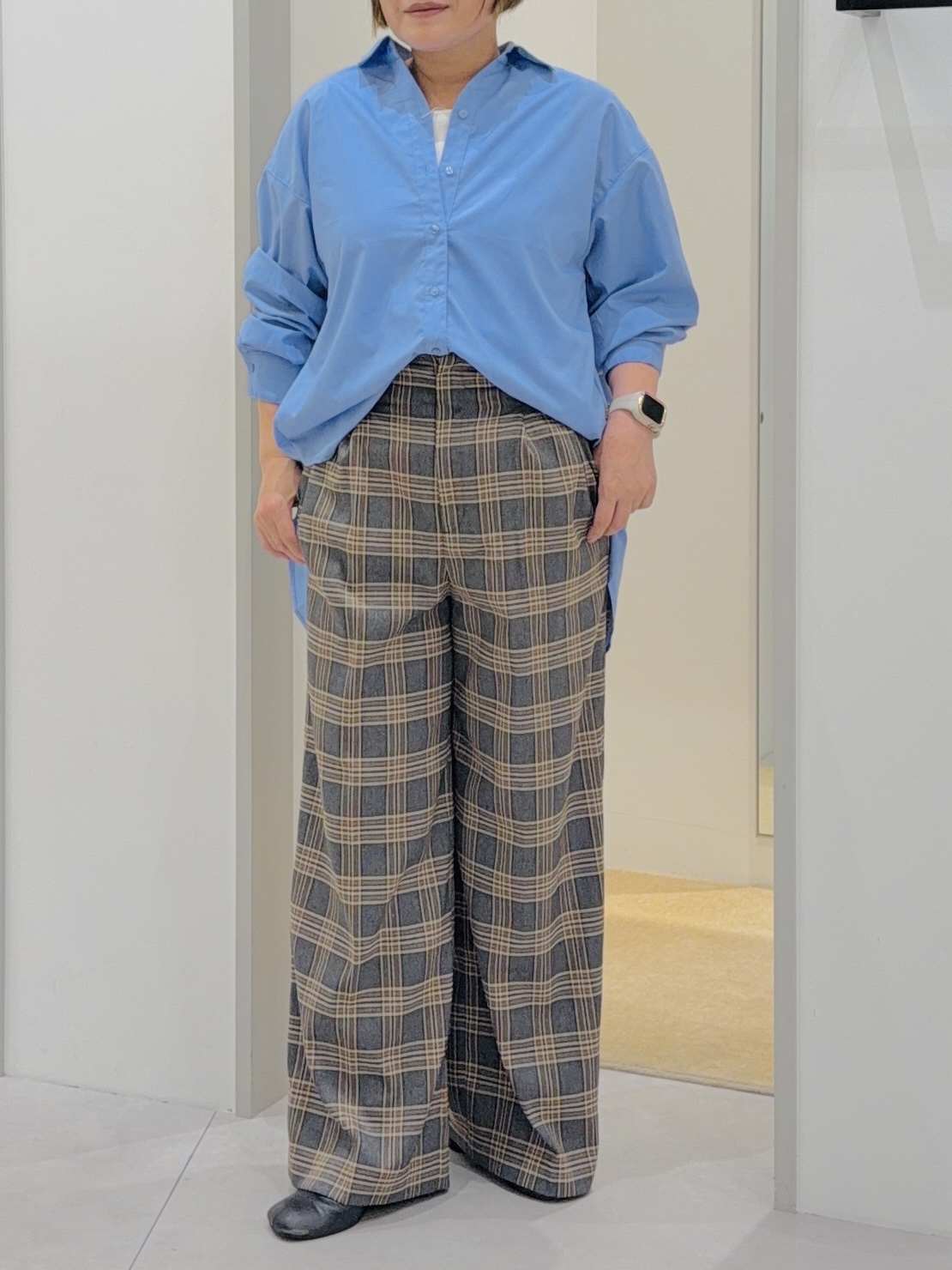 タナさんの「THE SHOP TK｜後ろ姿も着映える バックシャーリングシャツ」を使ったコーディネート