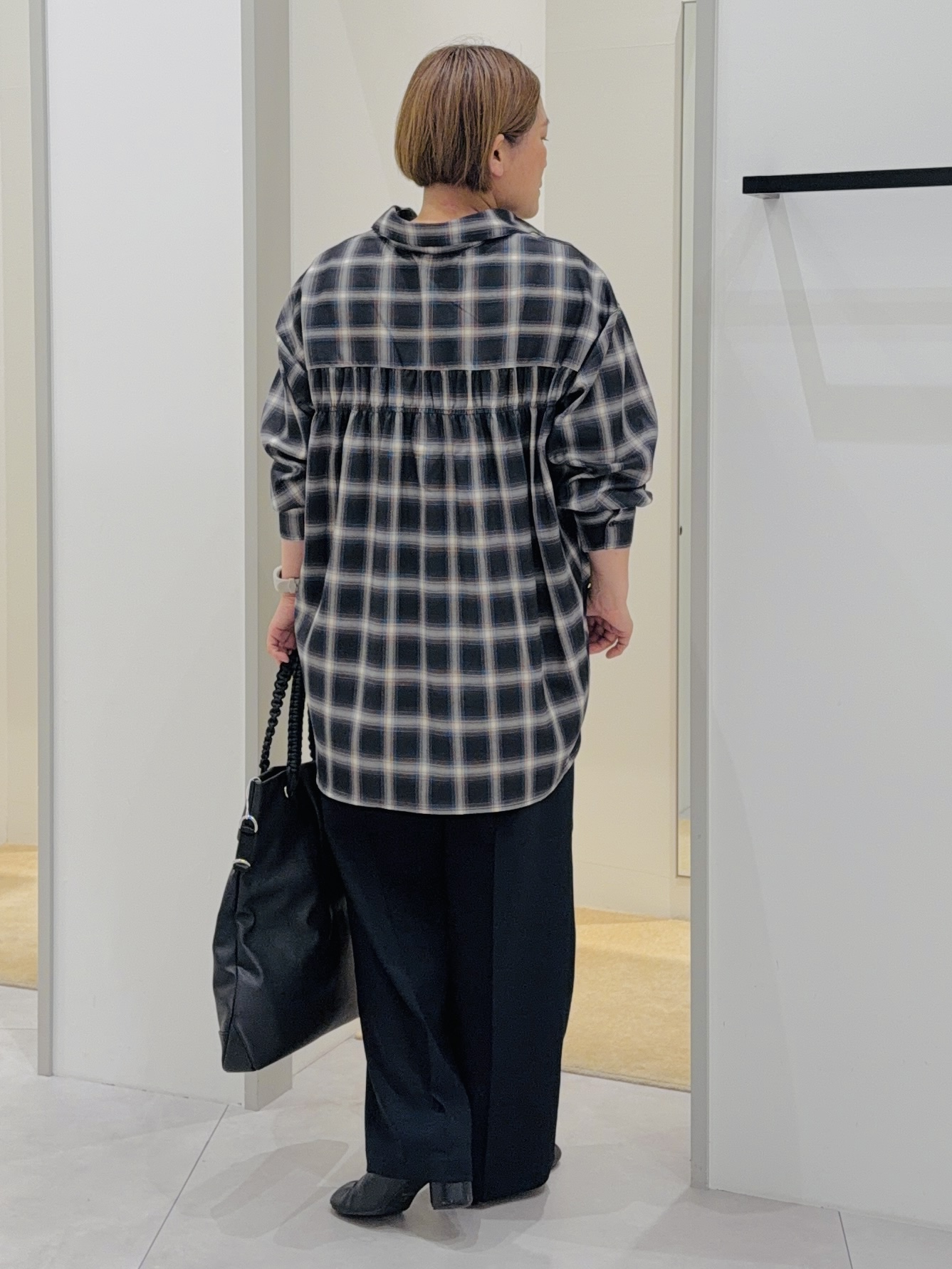 タナさんの「THE SHOP TK｜後ろ姿も着映える バックシャーリングシャツ」を使ったコーディネート