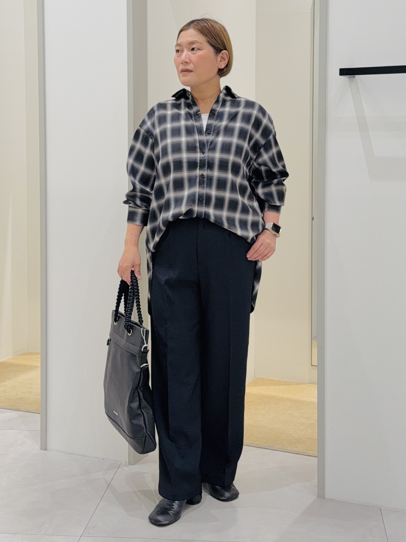 タナさんの「THE SHOP TK｜後ろ姿も着映える バックシャーリングシャツ」を使ったコーディネート