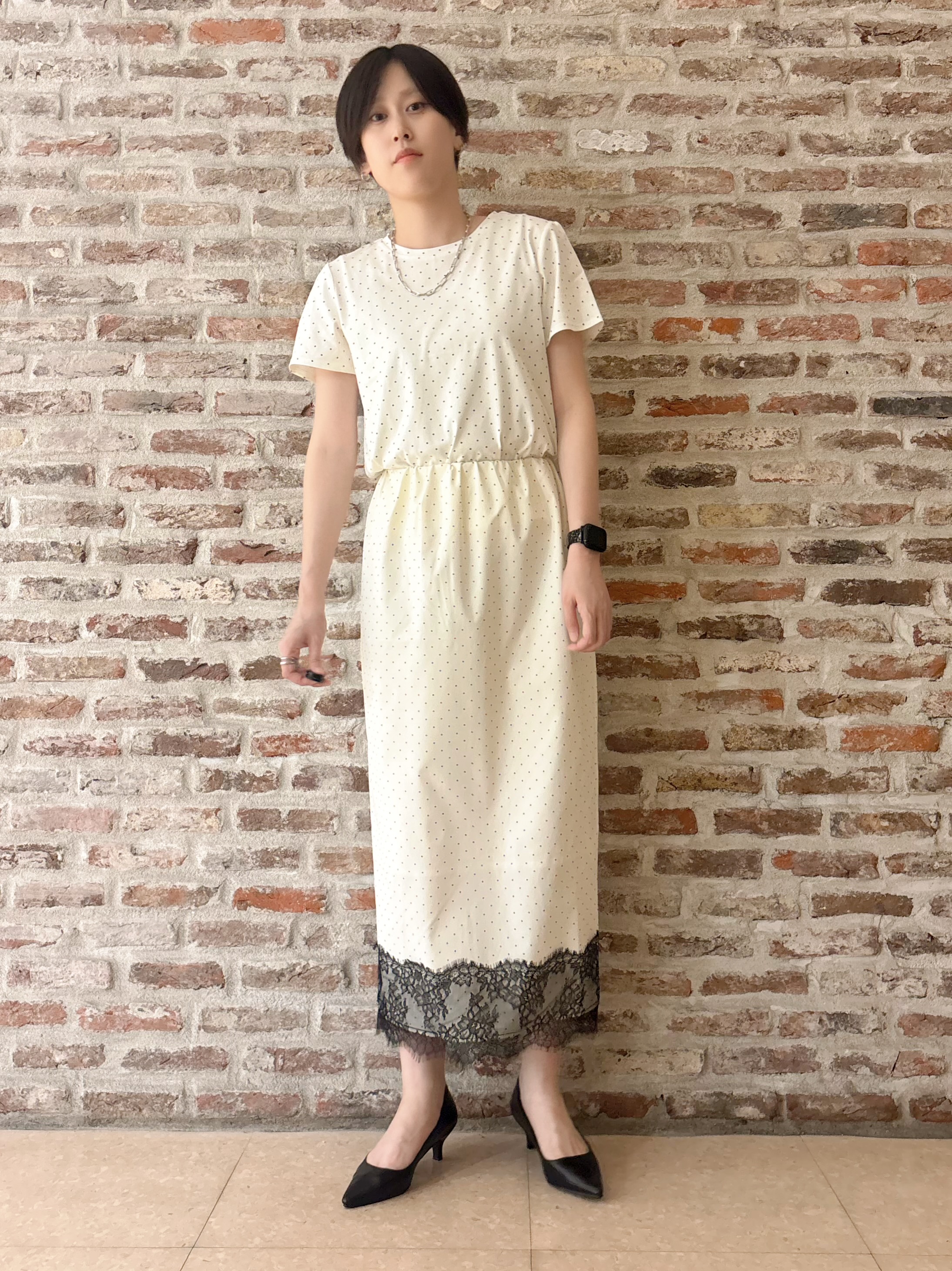 しばさんの「THE SHOP TK｜大人にちょうどいい チャーム付きドット柄Tシャツ」を使ったコーディネート