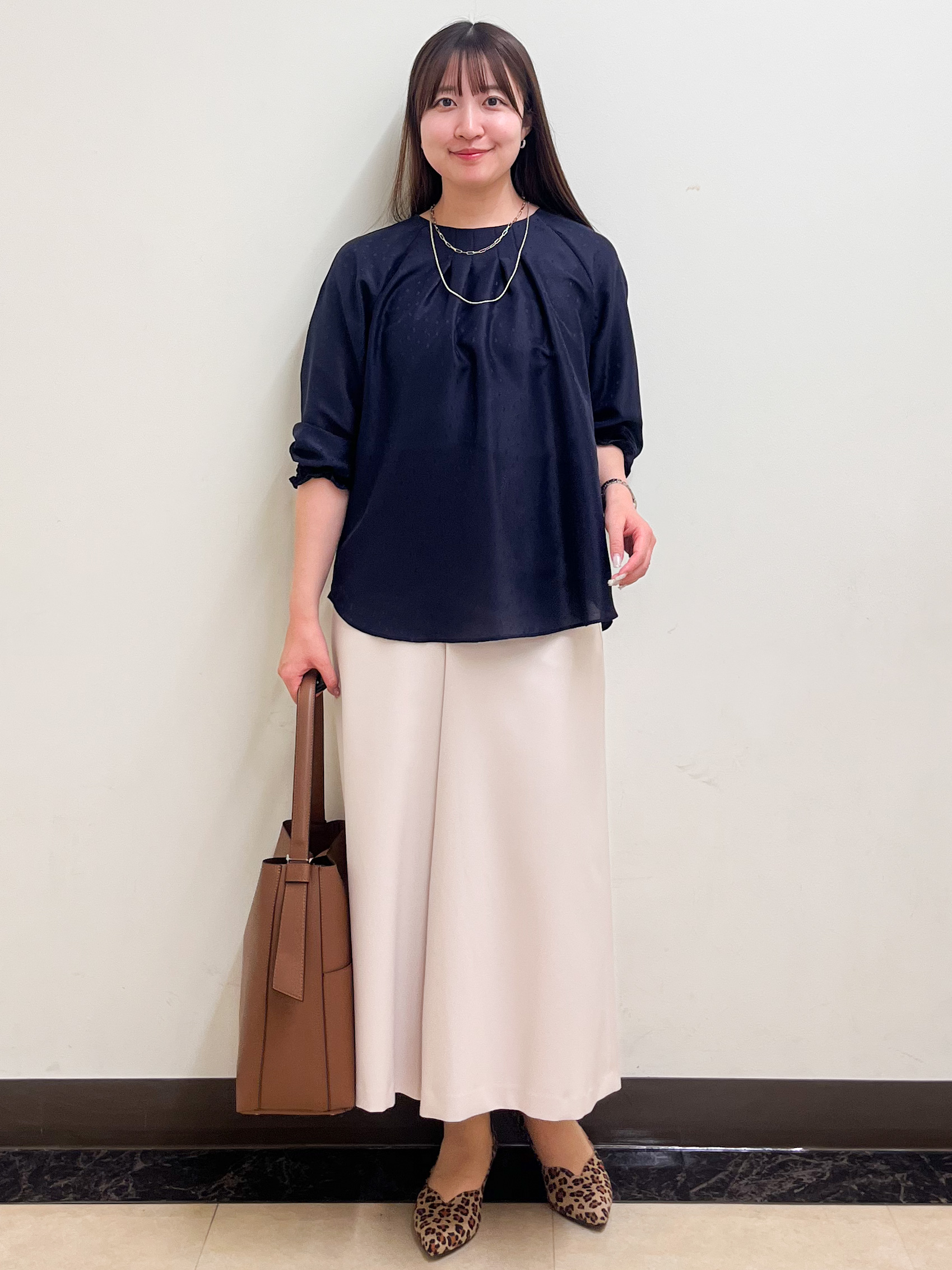 mikikoさんの「Reflect｜タックデザイン ラグランスリーブブラウス」を使ったコーディネート