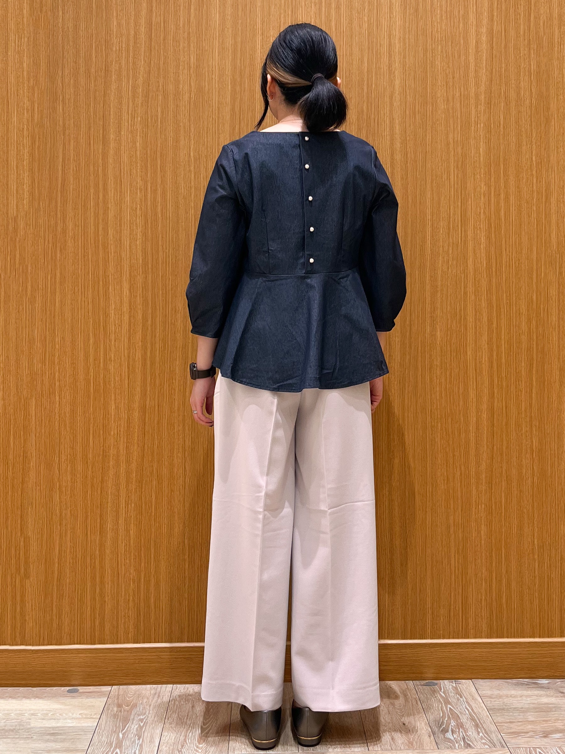 aさんの「OPAQUE.CLIP｜バックパール調ペプラムトップス【洗濯機OK】」を使ったコーディネート