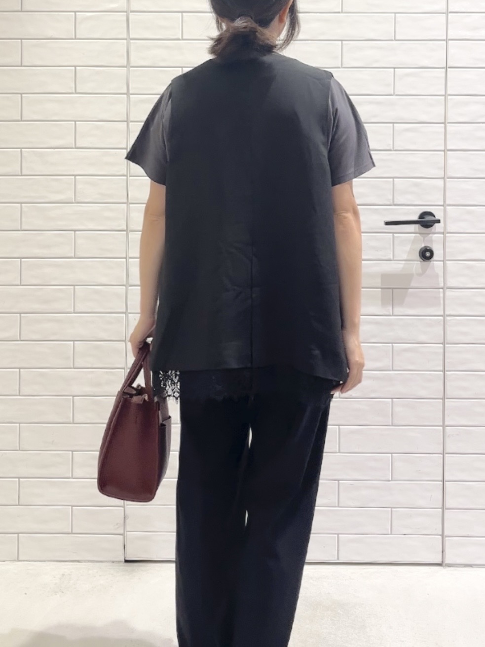 しおりさんの「OPAQUE.CLIP｜裾レースVネックジレ【2WAY ／洗濯機OK】」を使ったコーディネート