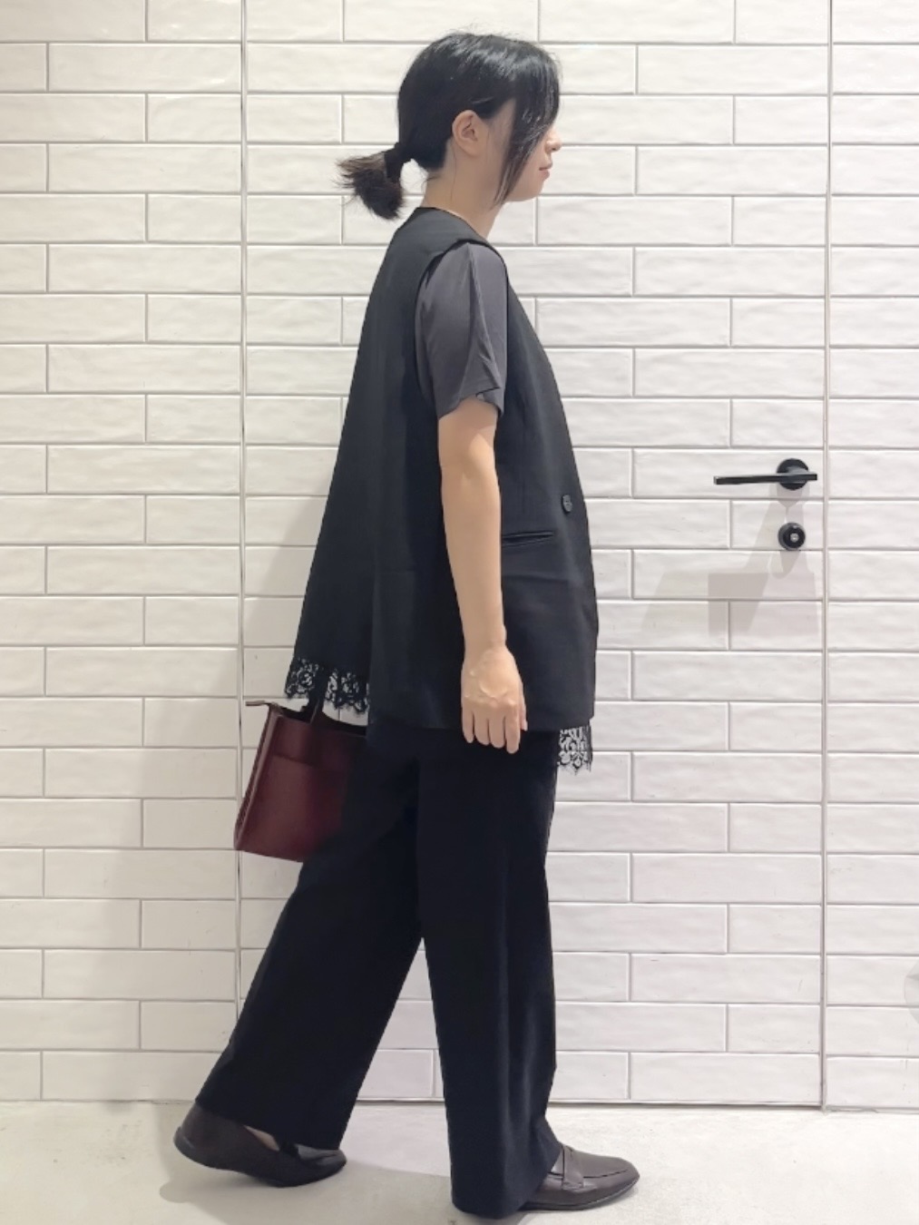 しおりさんの「OPAQUE.CLIP｜裾レースVネックジレ【2WAY ／洗濯機OK】」を使ったコーディネート