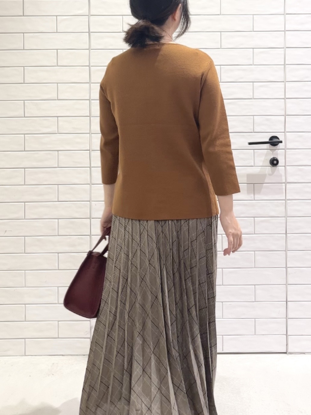 しおりさんの「OPAQUE.CLIP｜多ボタンデザインニット【洗濯機OK】」を使ったコーディネート
