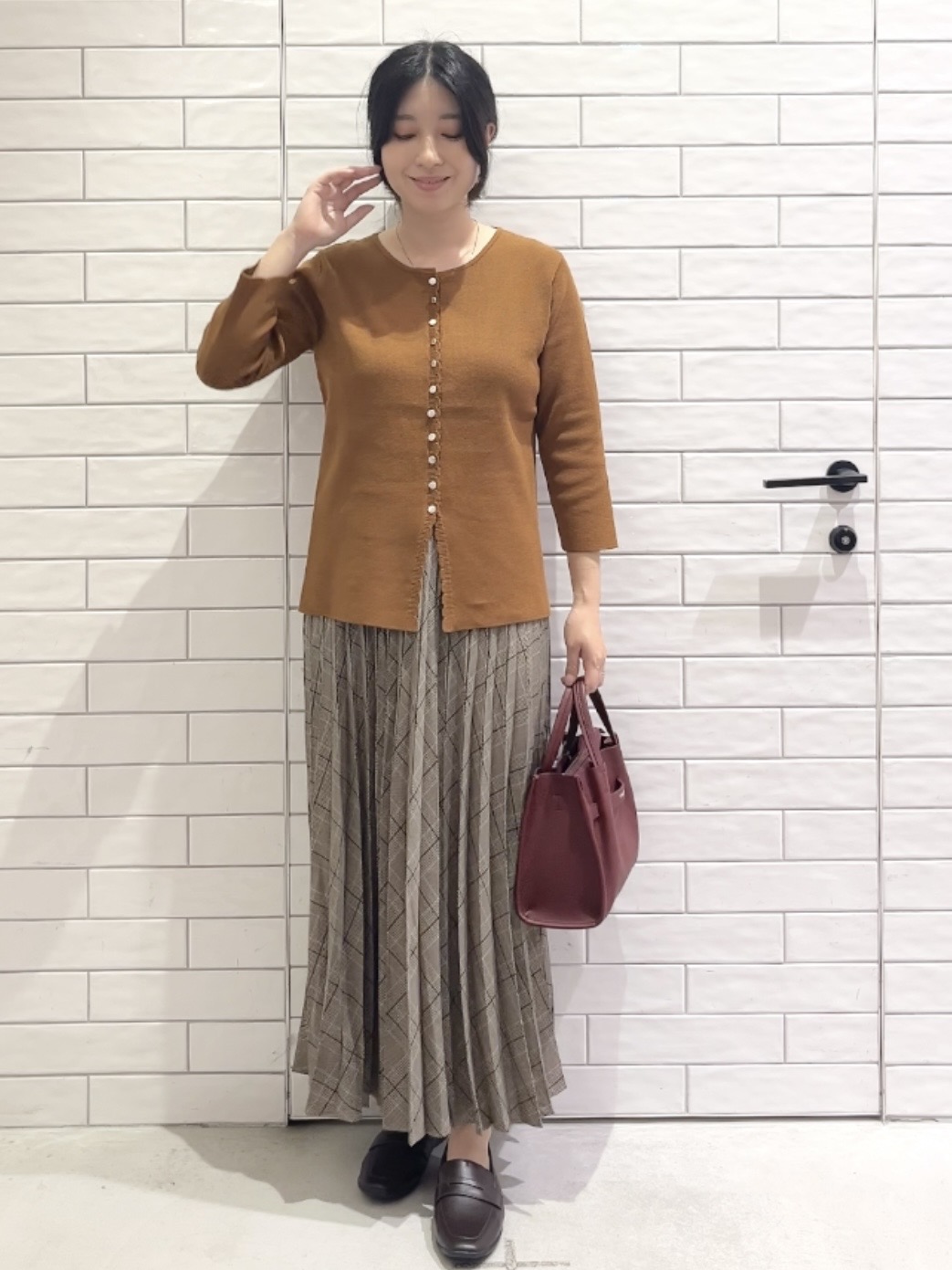 しおりさんの「OPAQUE.CLIP｜多ボタンデザインニット【洗濯機OK】」を使ったコーディネート