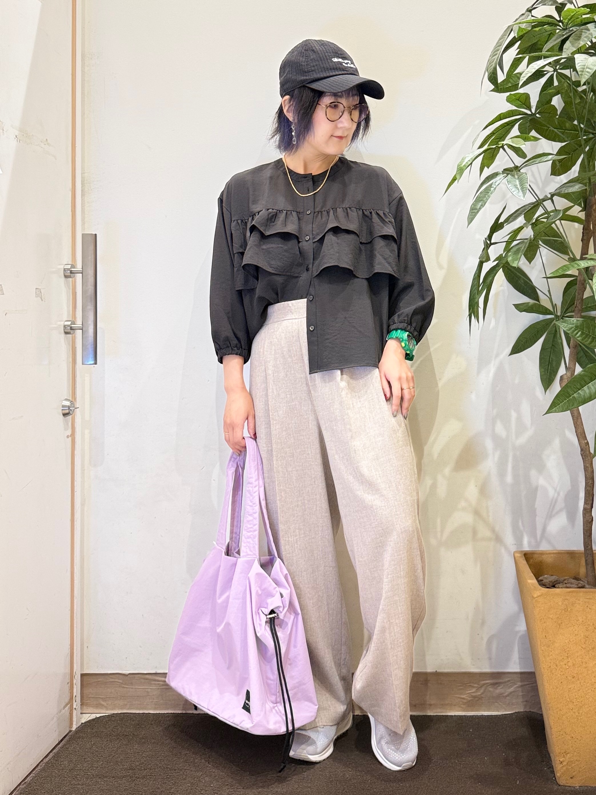 misakiさんの「SHOO･LA･RUE｜【S-LL/洗濯機可】1枚で華やか フロントティアードブラウス」を使ったコーディネート