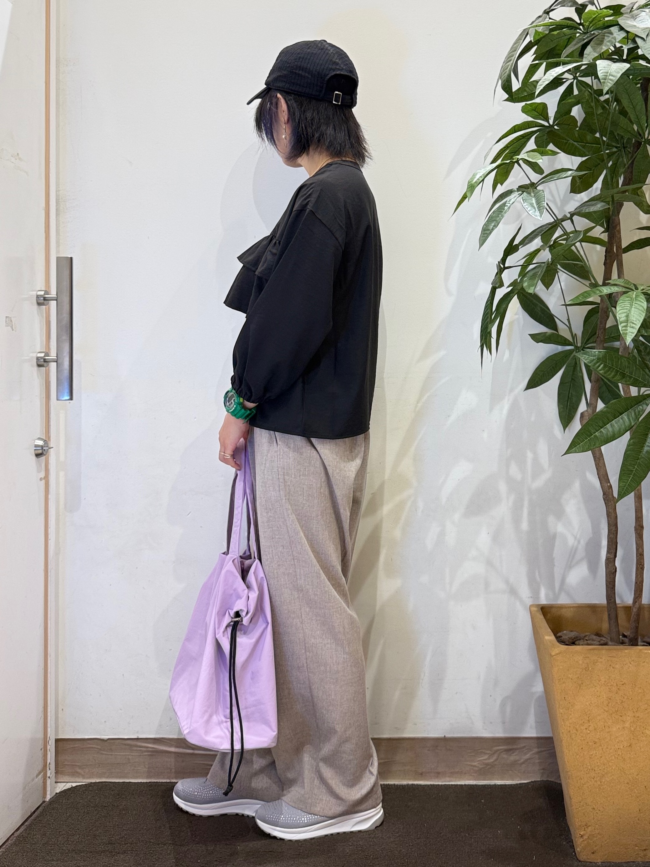 misakiさんの「SHOO･LA･RUE｜【S-LL/洗濯機可】1枚で華やか フロントティアードブラウス」を使ったコーディネート