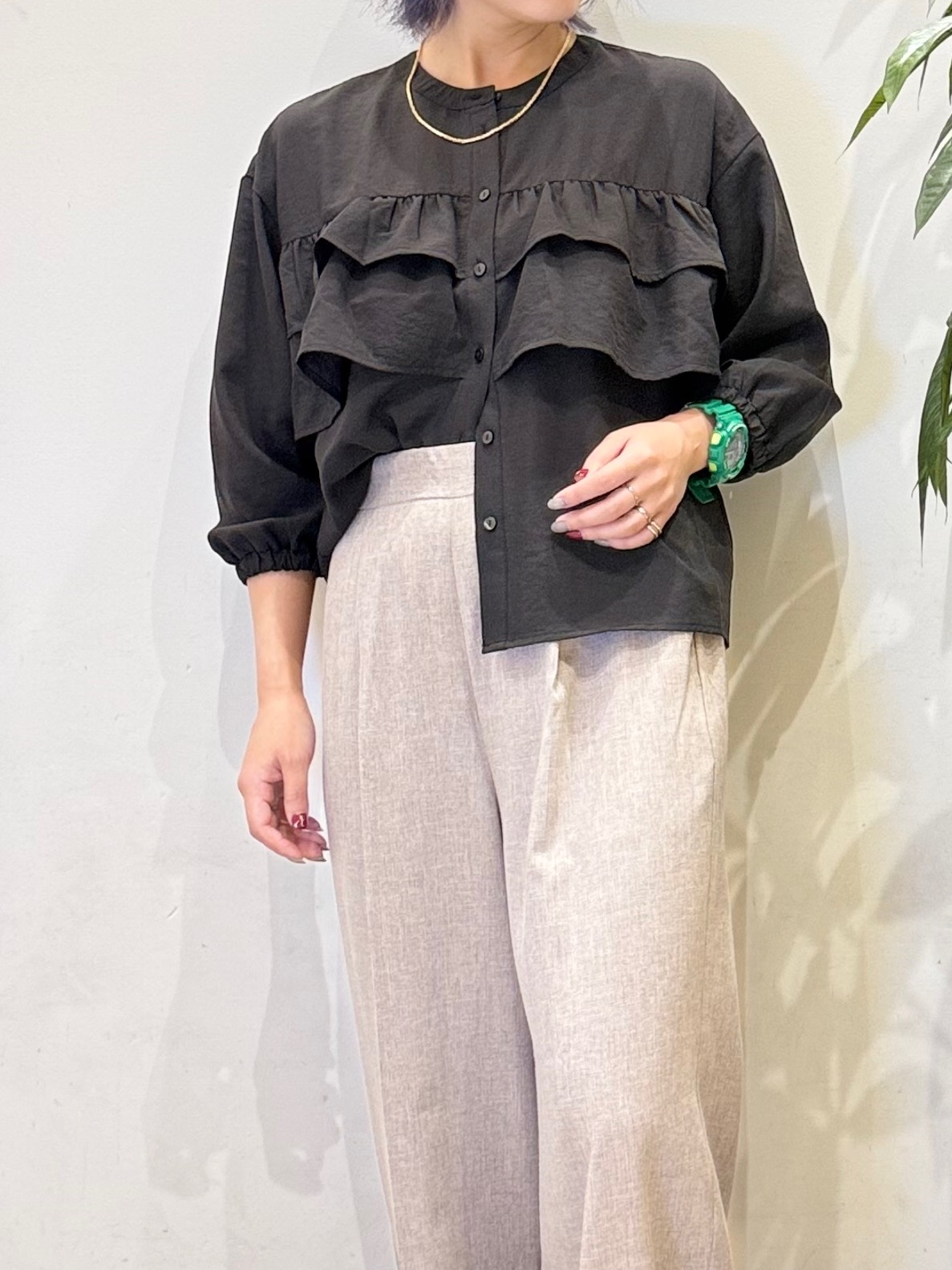 misakiさんの「SHOO･LA･RUE｜【S-LL/洗濯機可】1枚で華やか フロントティアードブラウス」を使ったコーディネート