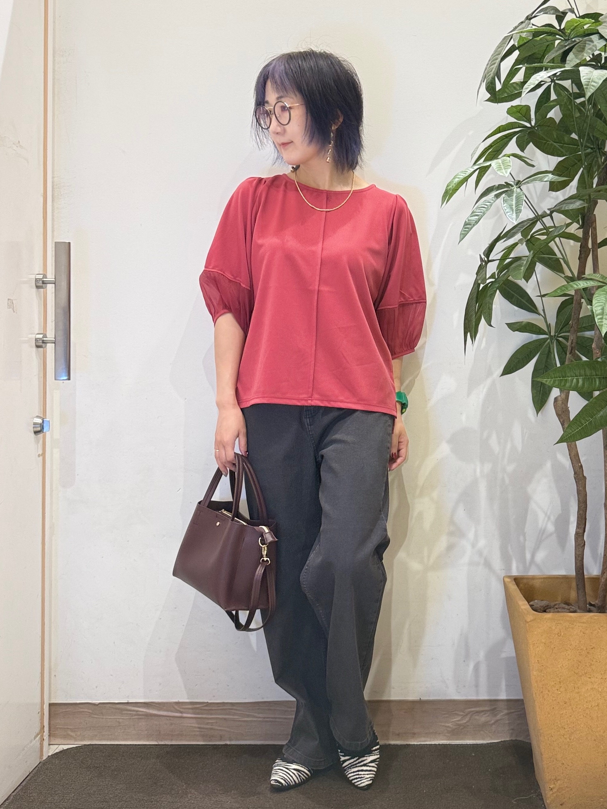 misakiさんの「SHOO･LA･RUE｜【洗濯機可/S-LL】ほんのり透ける 大人のお袖シアー切り替え　ラウンドネックプルオーバー」を使ったコーディネート