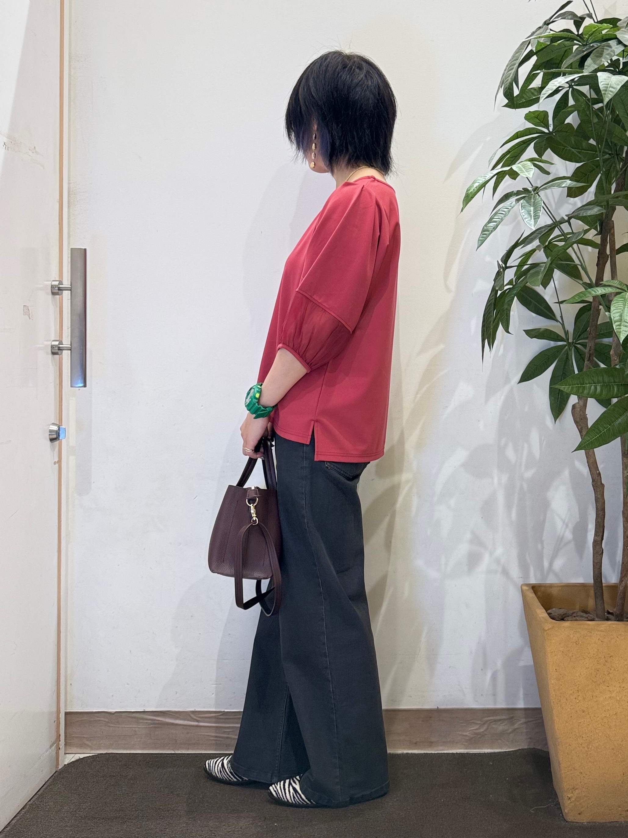 misakiさんの「SHOO･LA･RUE｜【洗濯機可/S-LL】ほんのり透ける 大人のお袖シアー切り替え　ラウンドネックプルオーバー」を使ったコーディネート