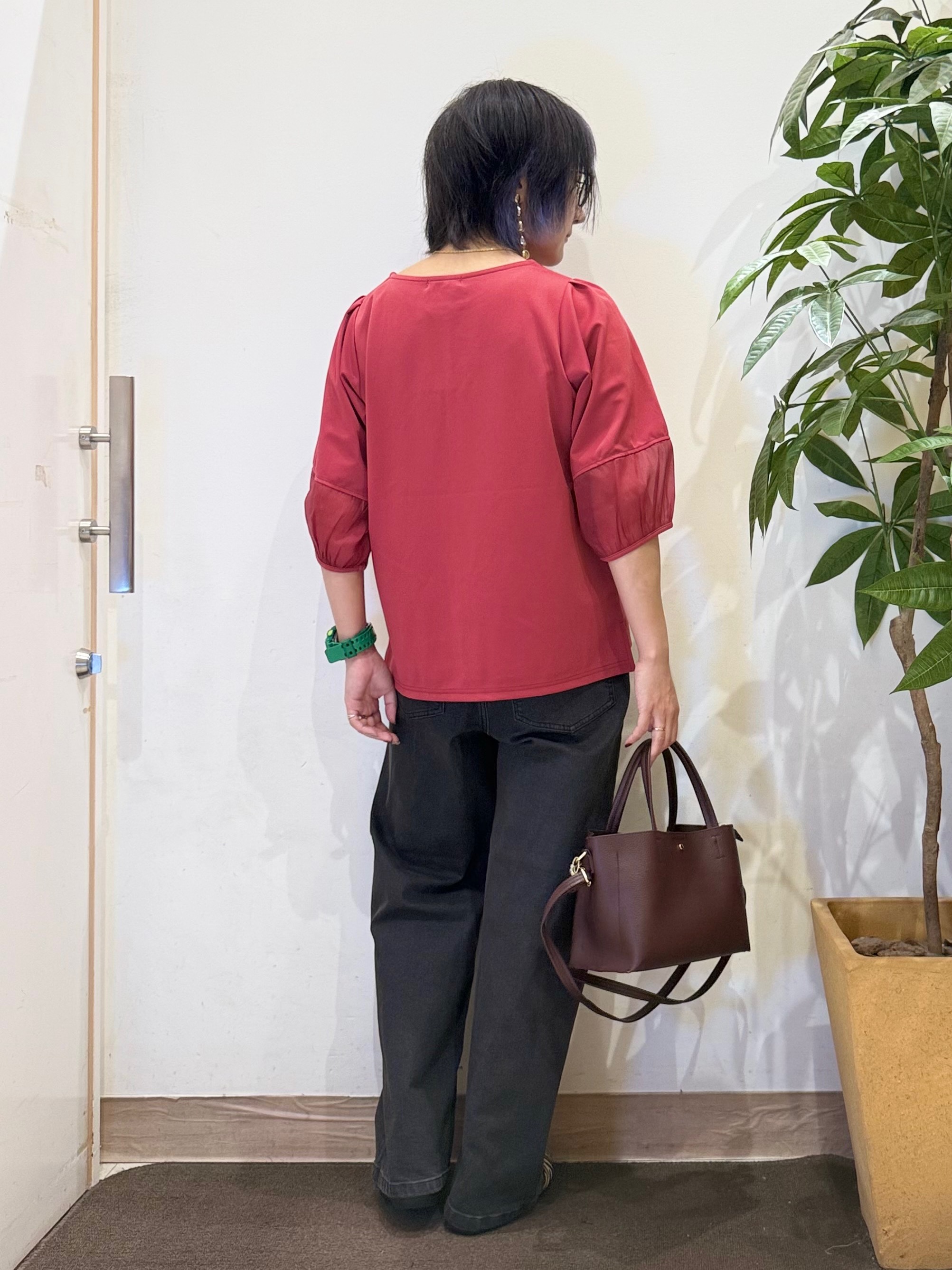 misakiさんの「SHOO･LA･RUE｜【洗濯機可/S-LL】ほんのり透ける 大人のお袖シアー切り替え　ラウンドネックプルオーバー」を使ったコーディネート