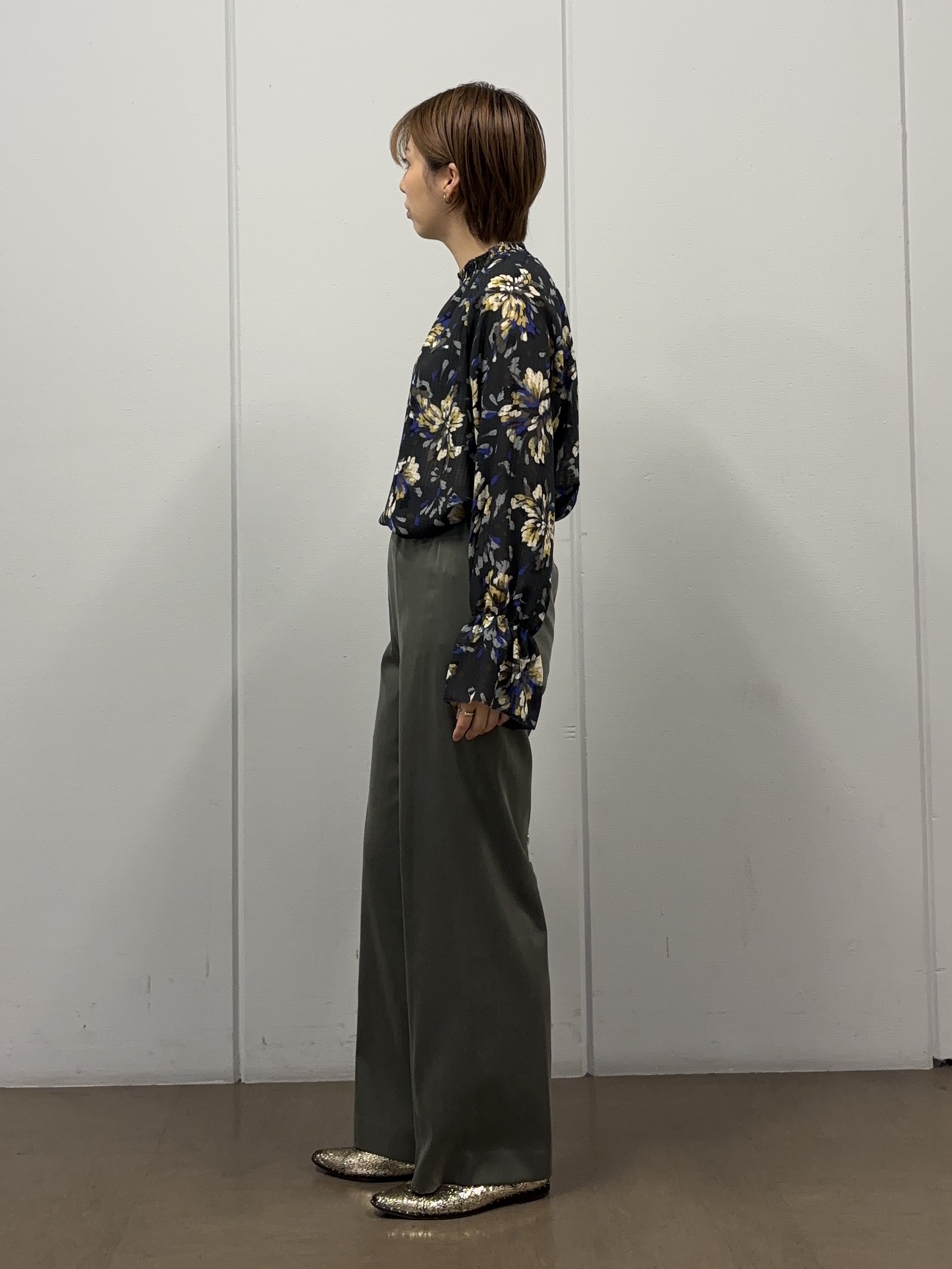 tsujiさんの「UNTITLED｜フラワープリントブラウス」を使ったコーディネート