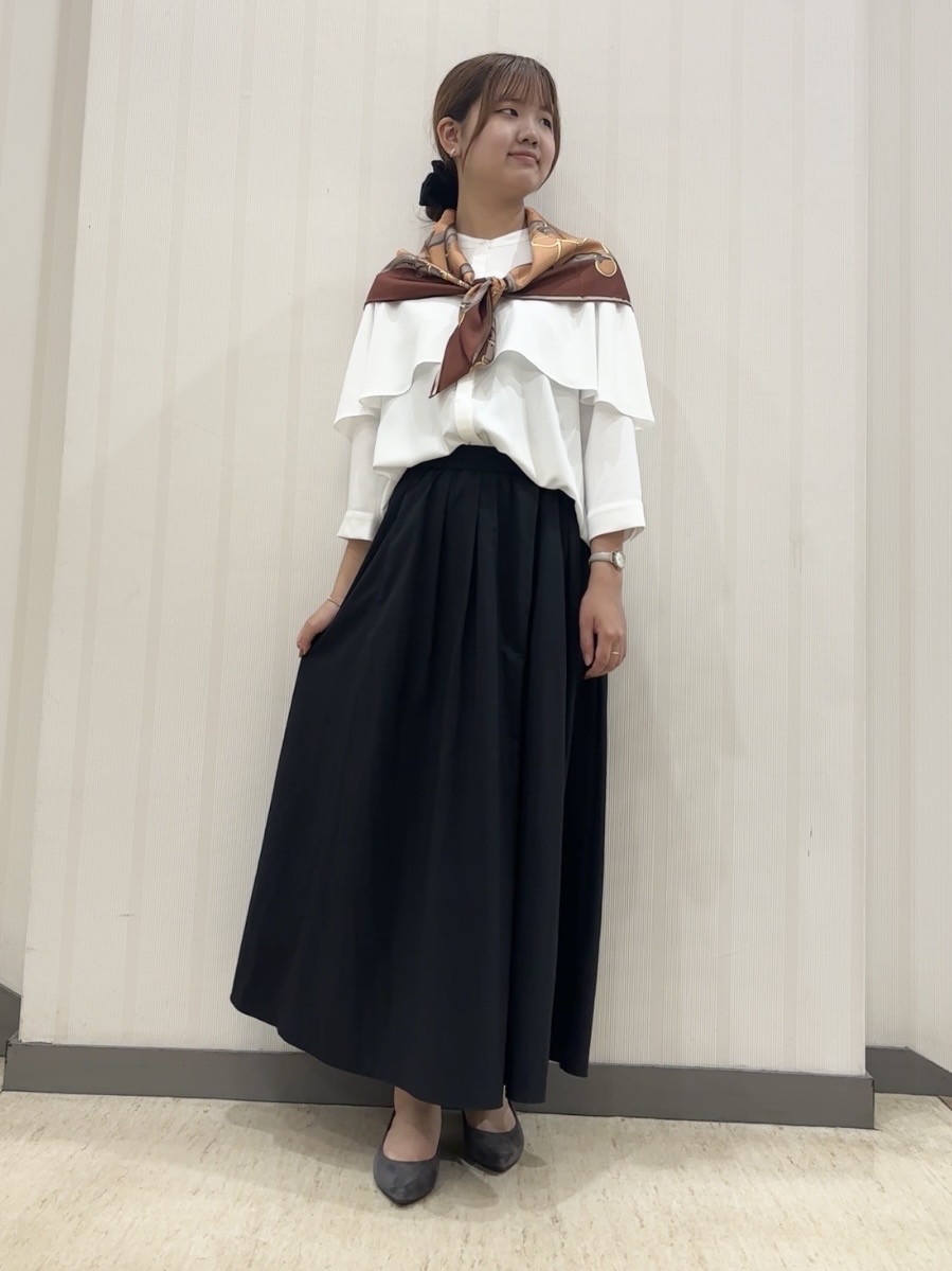 ちひさんの「INDIVI｜【撥水／裏地なし軽量】ギャザーボリュームスカート」を使ったコーディネート