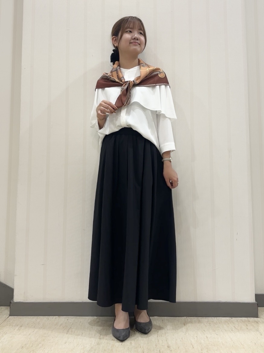 ちひさんの「INDIVI｜【撥水／裏地なし軽量】ギャザーボリュームスカート」を使ったコーディネート