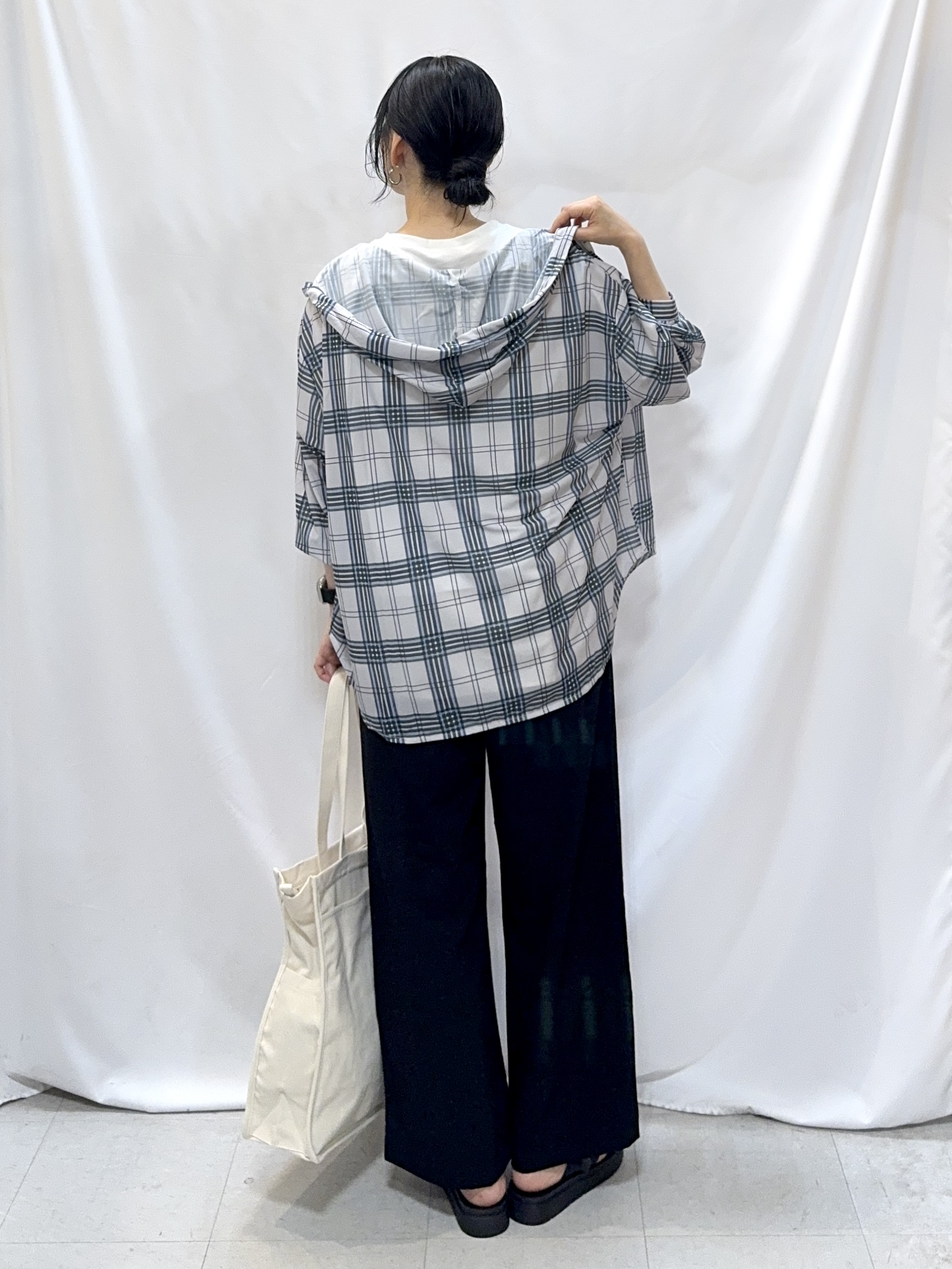 𝐇𝐢𝐫𝐨𝐦𝐢さんの「SHOO･LA･RUE｜【洗濯機可/体型カバー】程よい透け感の ゆるシア―シャツパーカ」を使ったコーディネート