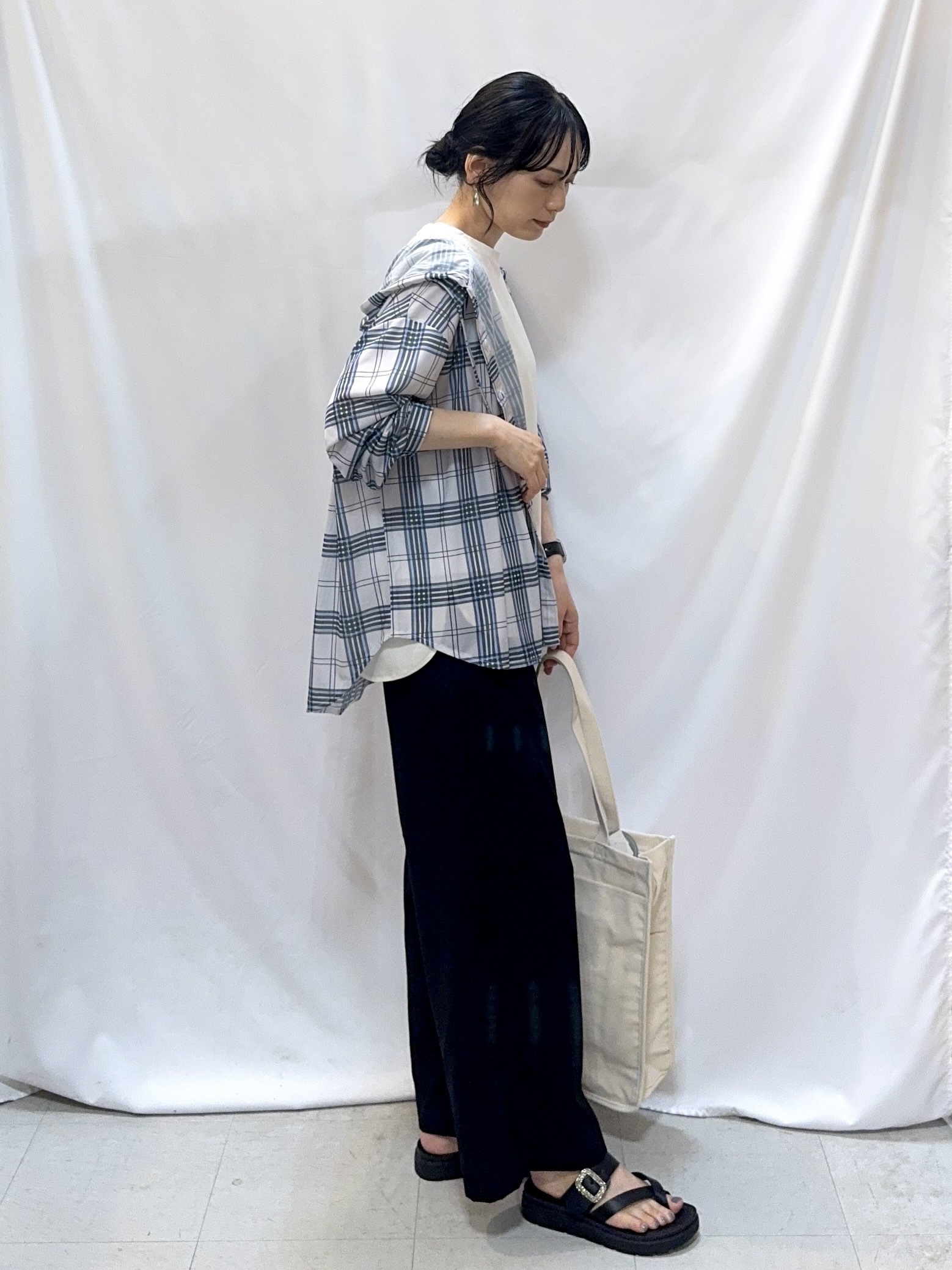 𝐇𝐢𝐫𝐨𝐦𝐢さんの「SHOO･LA･RUE｜【洗濯機可/体型カバー】程よい透け感の ゆるシア―シャツパーカ」を使ったコーディネート