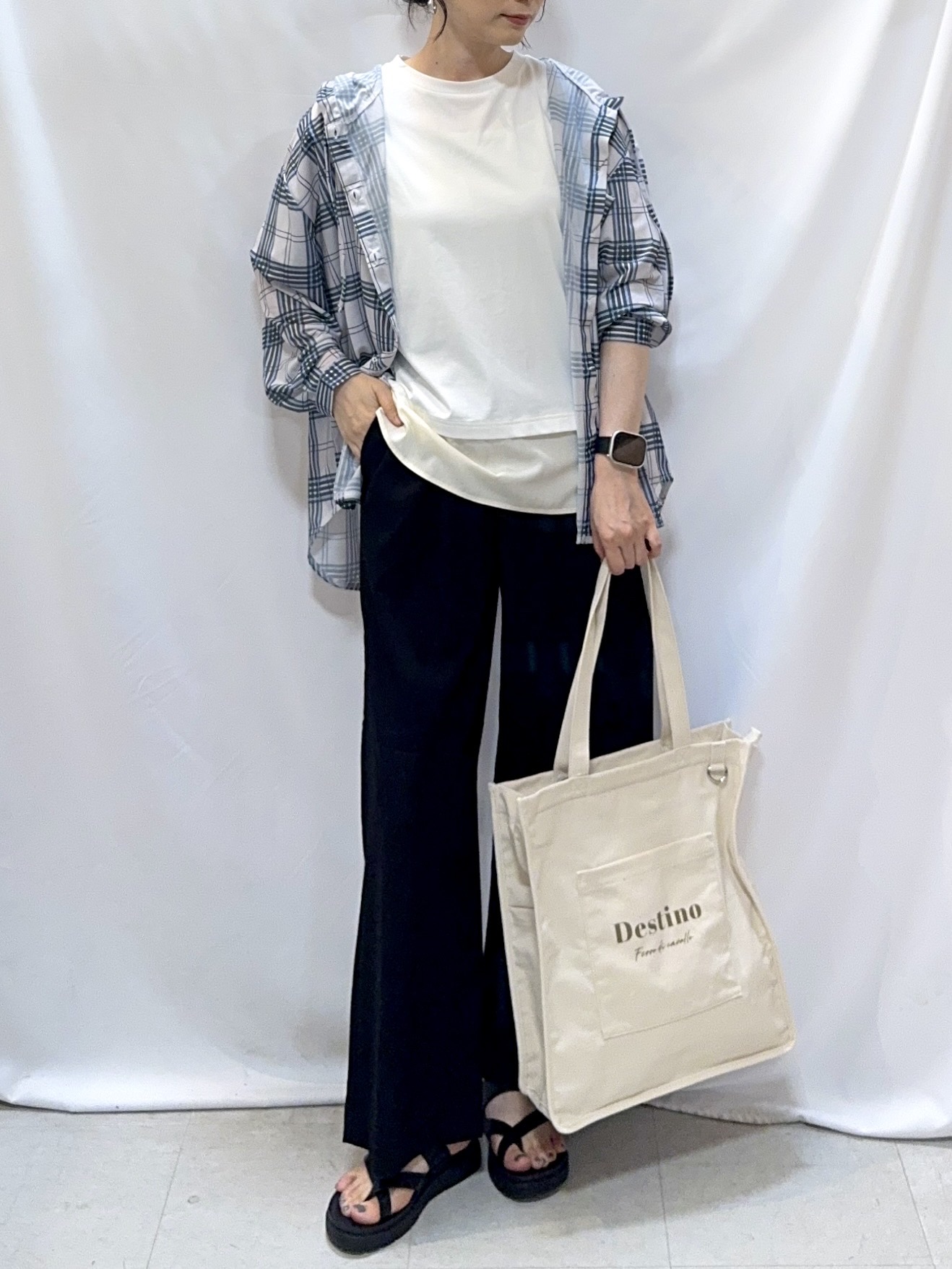 𝐇𝐢𝐫𝐨𝐦𝐢さんの「SHOO･LA･RUE｜【洗濯機可/体型カバー】程よい透け感の ゆるシア―シャツパーカ」を使ったコーディネート