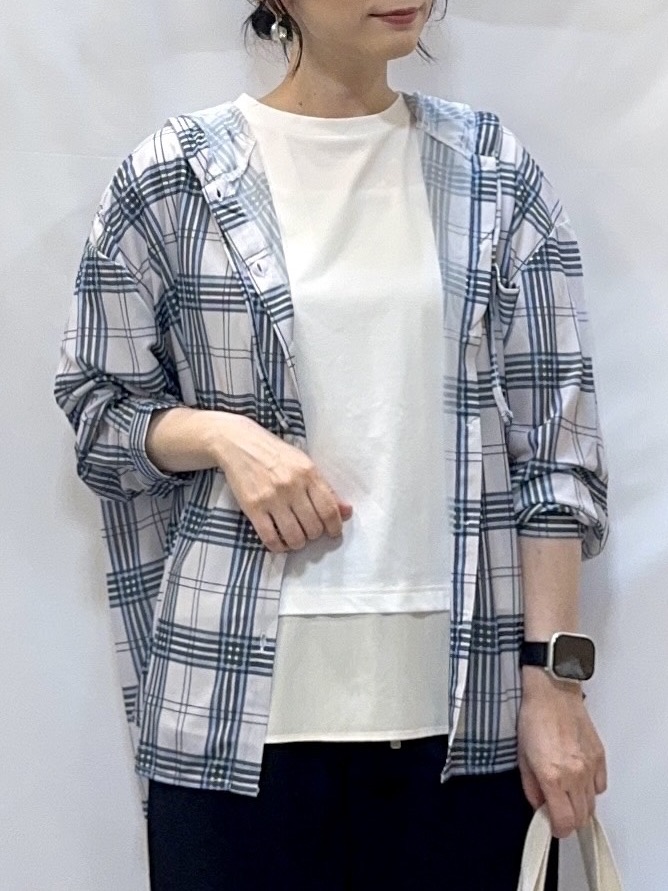 𝐇𝐢𝐫𝐨𝐦𝐢さんの「SHOO･LA･RUE｜【洗濯機可/体型カバー】程よい透け感の ゆるシア―シャツパーカ」を使ったコーディネート