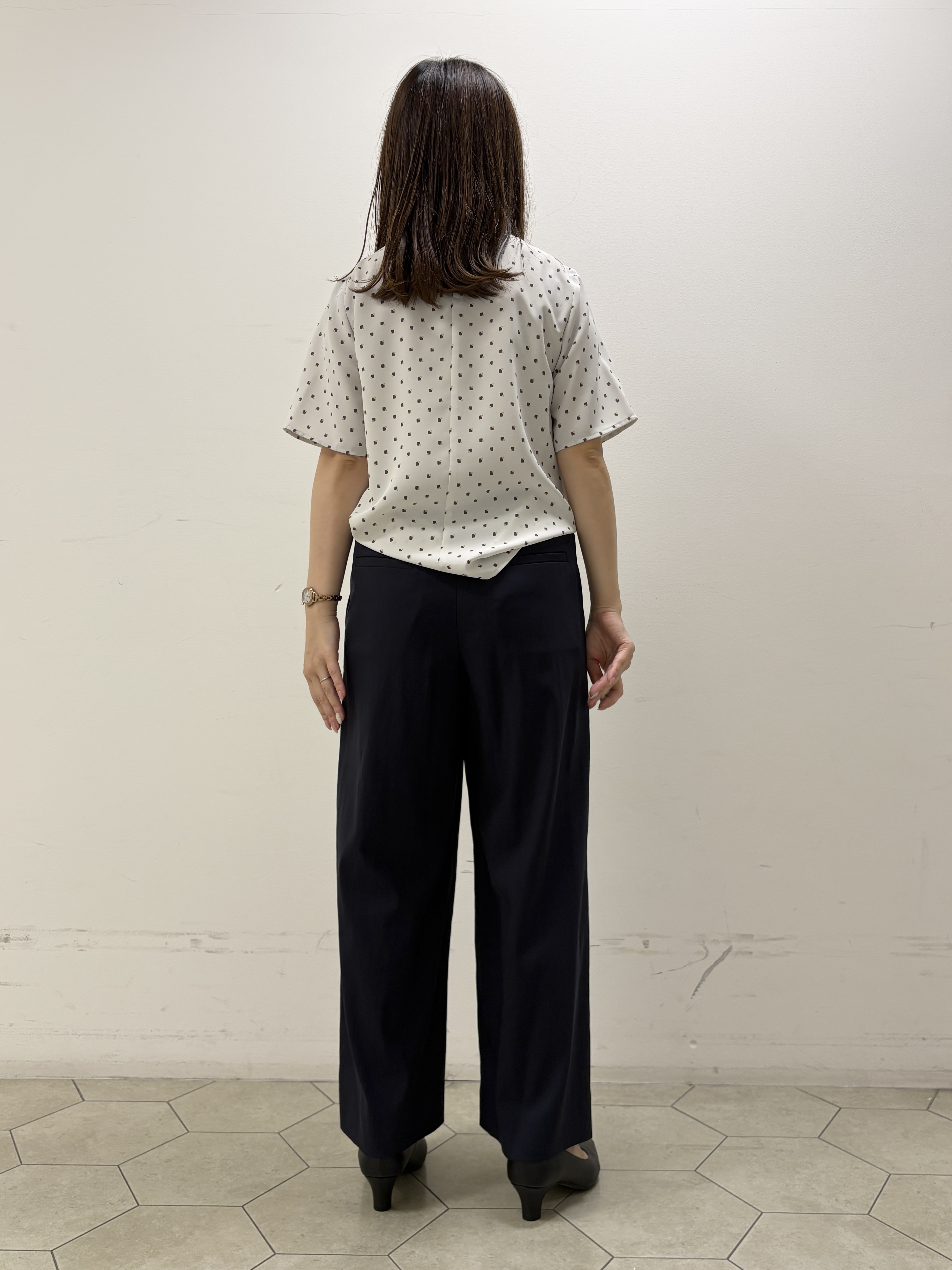 kahoさんの「INDIVI｜【接触冷感／UVケア】ボウタイ風 幾何学柄ブラウス」を使ったコーディネート