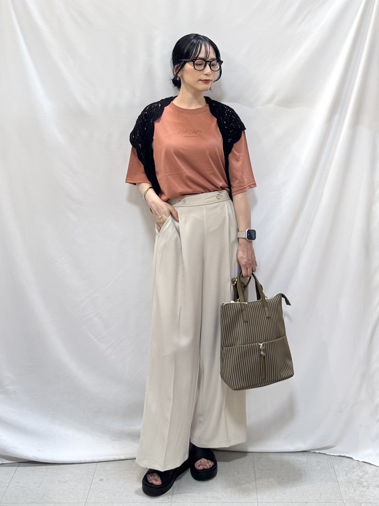 𝐇𝐢𝐫𝐨𝐦𝐢さんの「SHOO･LA･RUE｜レース編み三角ショール」を使ったコーディネート