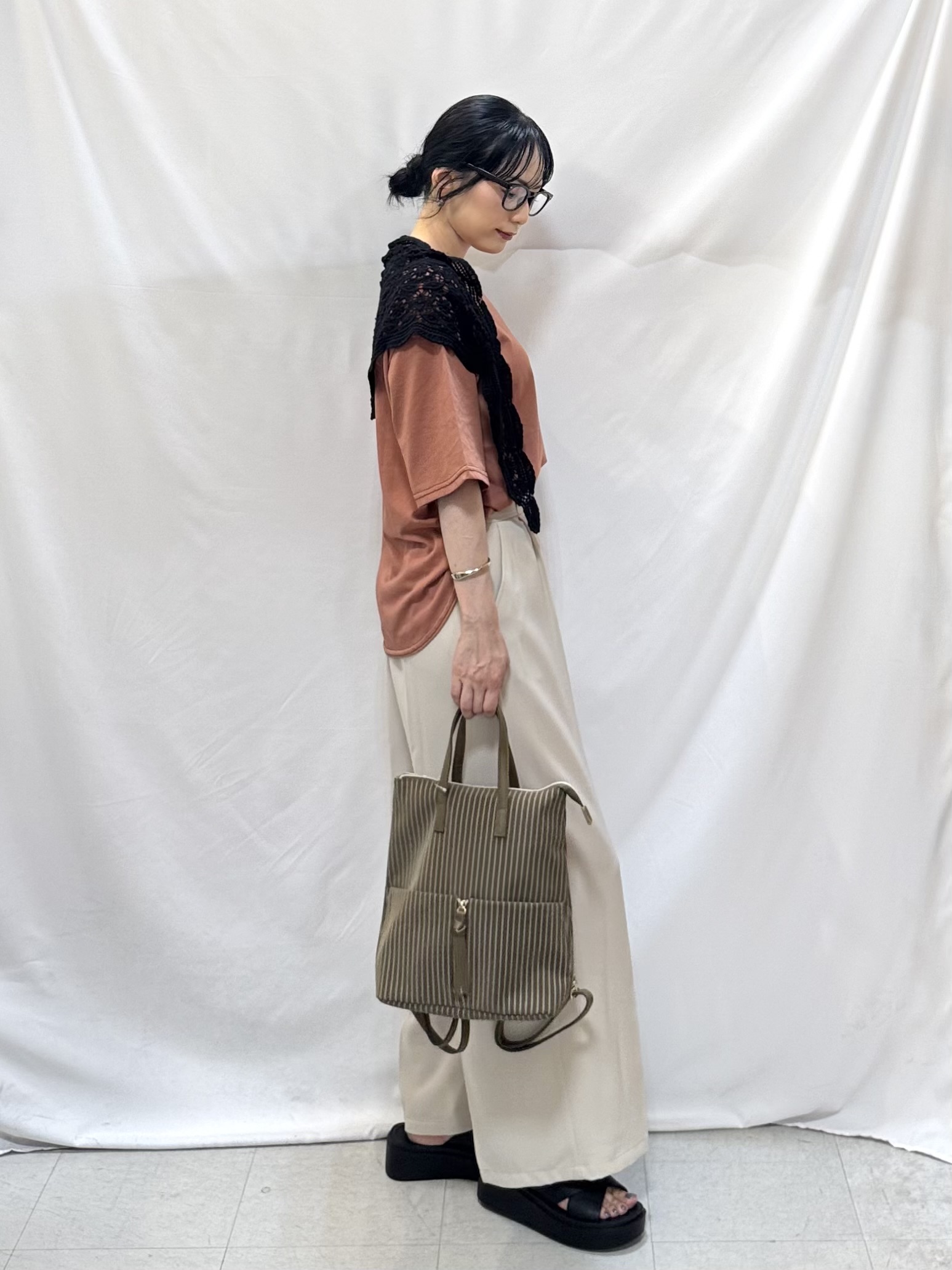 𝐇𝐢𝐫𝐨𝐦𝐢さんの「SHOO･LA･RUE｜レース編み三角ショール」を使ったコーディネート