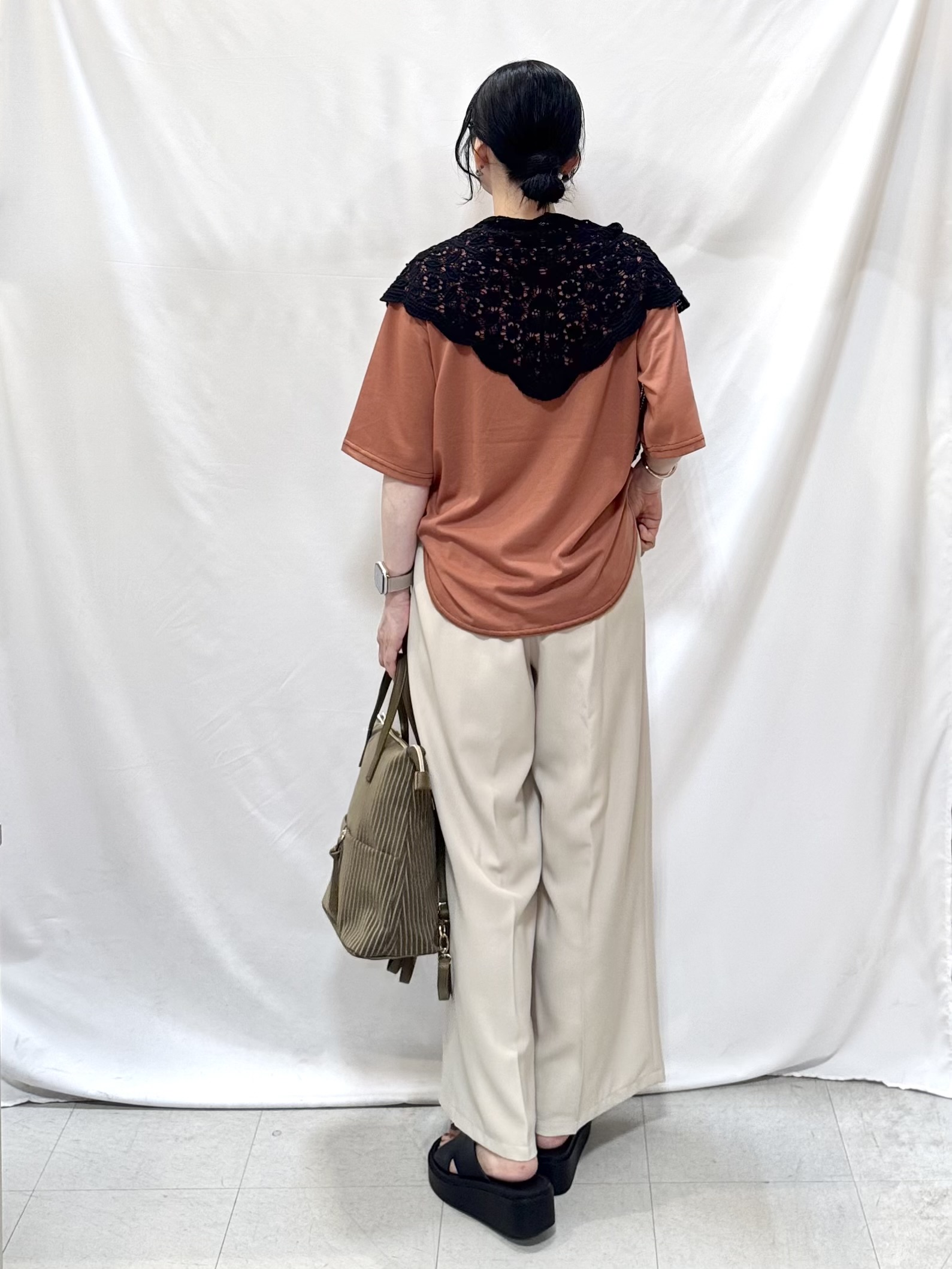 𝐇𝐢𝐫𝐨𝐦𝐢さんの「SHOO･LA･RUE｜レース編み三角ショール」を使ったコーディネート