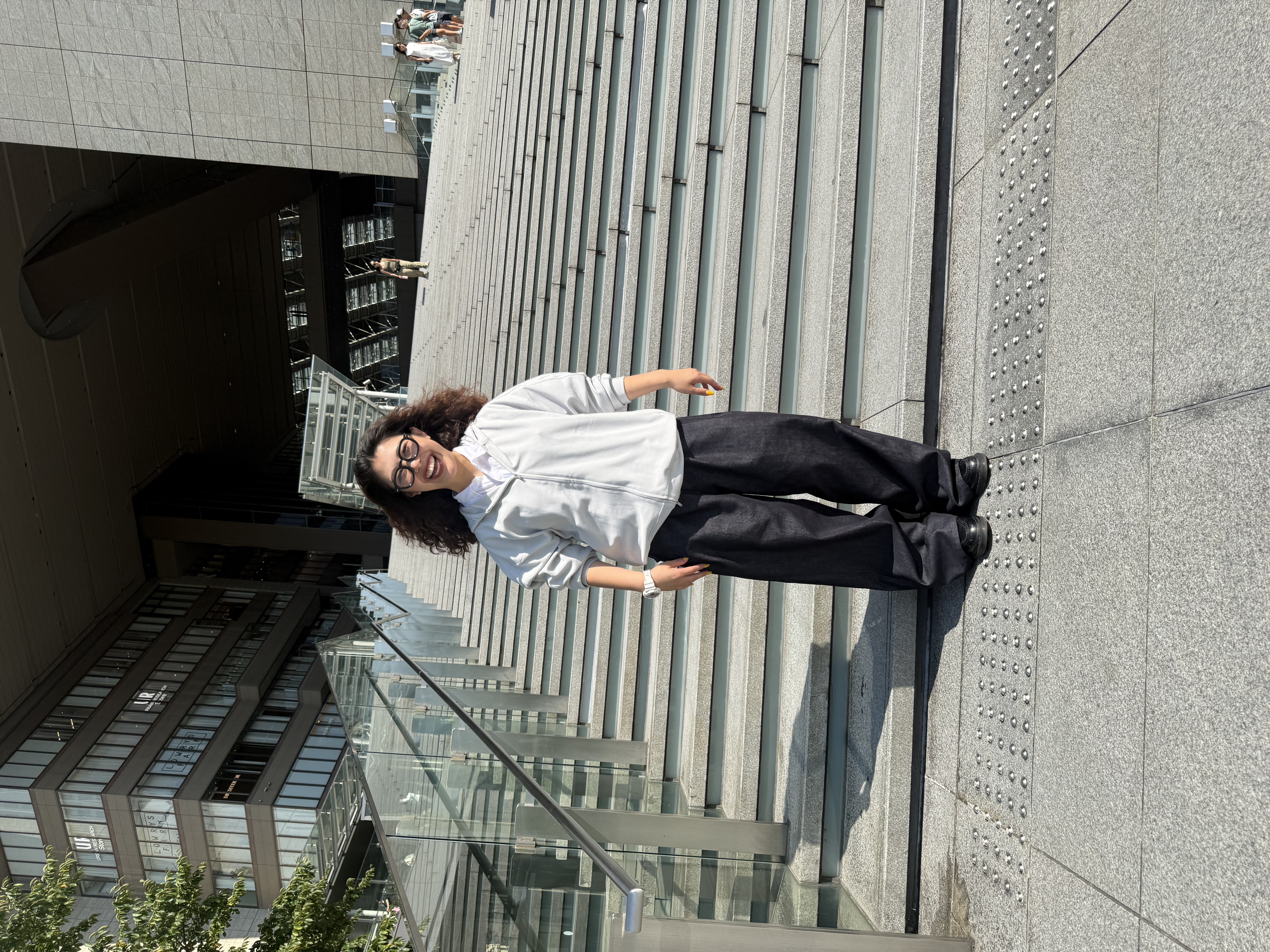 安本有里さんの「tk.TAKEO KIKUCHI｜【色褪せしにくいデニム】Comfy Fadeless Denim Seriesワイドストレートデニム」を使ったコーディネート