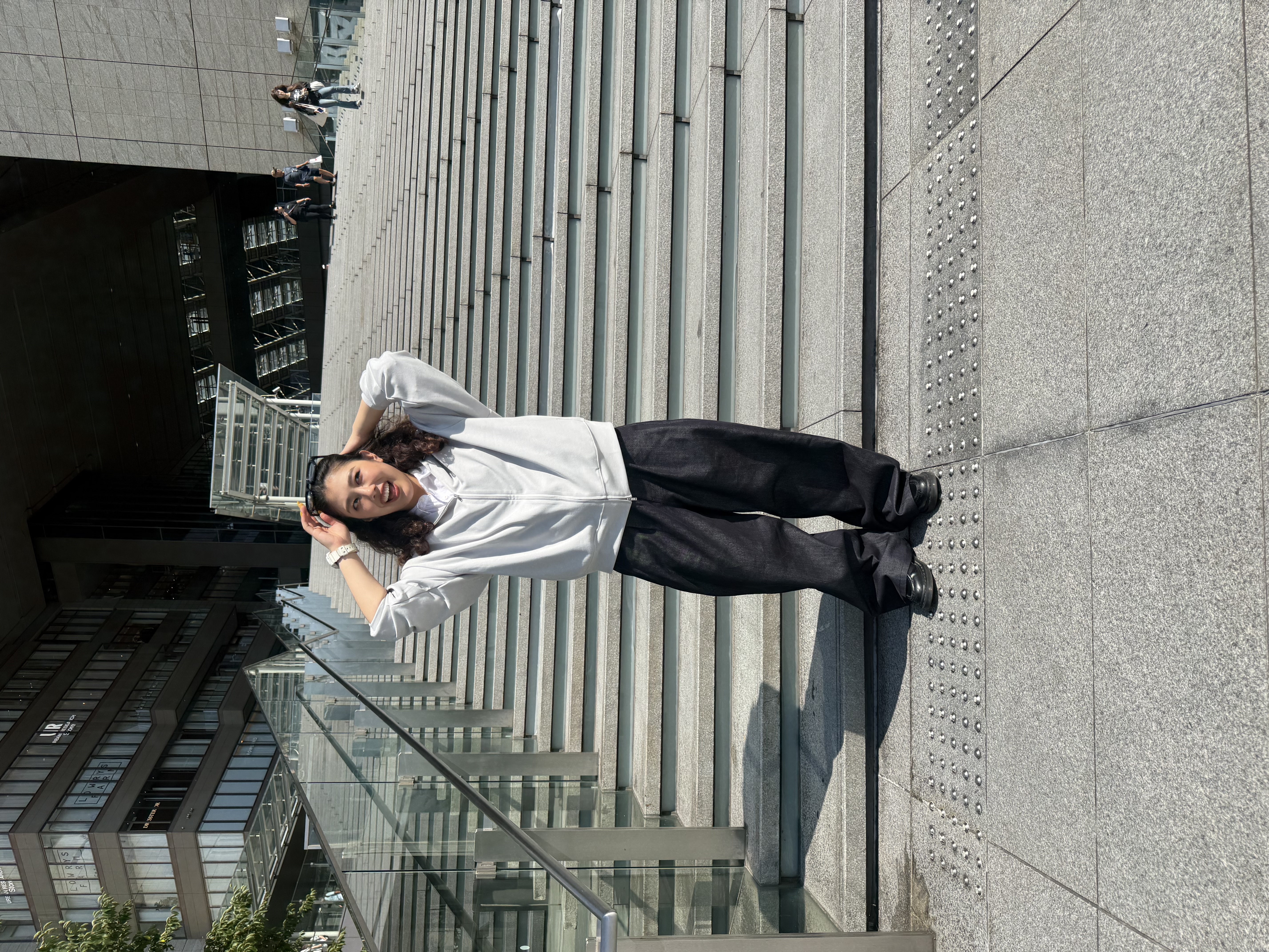 安本有里さんの「tk.TAKEO KIKUCHI｜【色褪せしにくいデニム】Comfy Fadeless Denim Seriesワイドストレートデニム」を使ったコーディネート