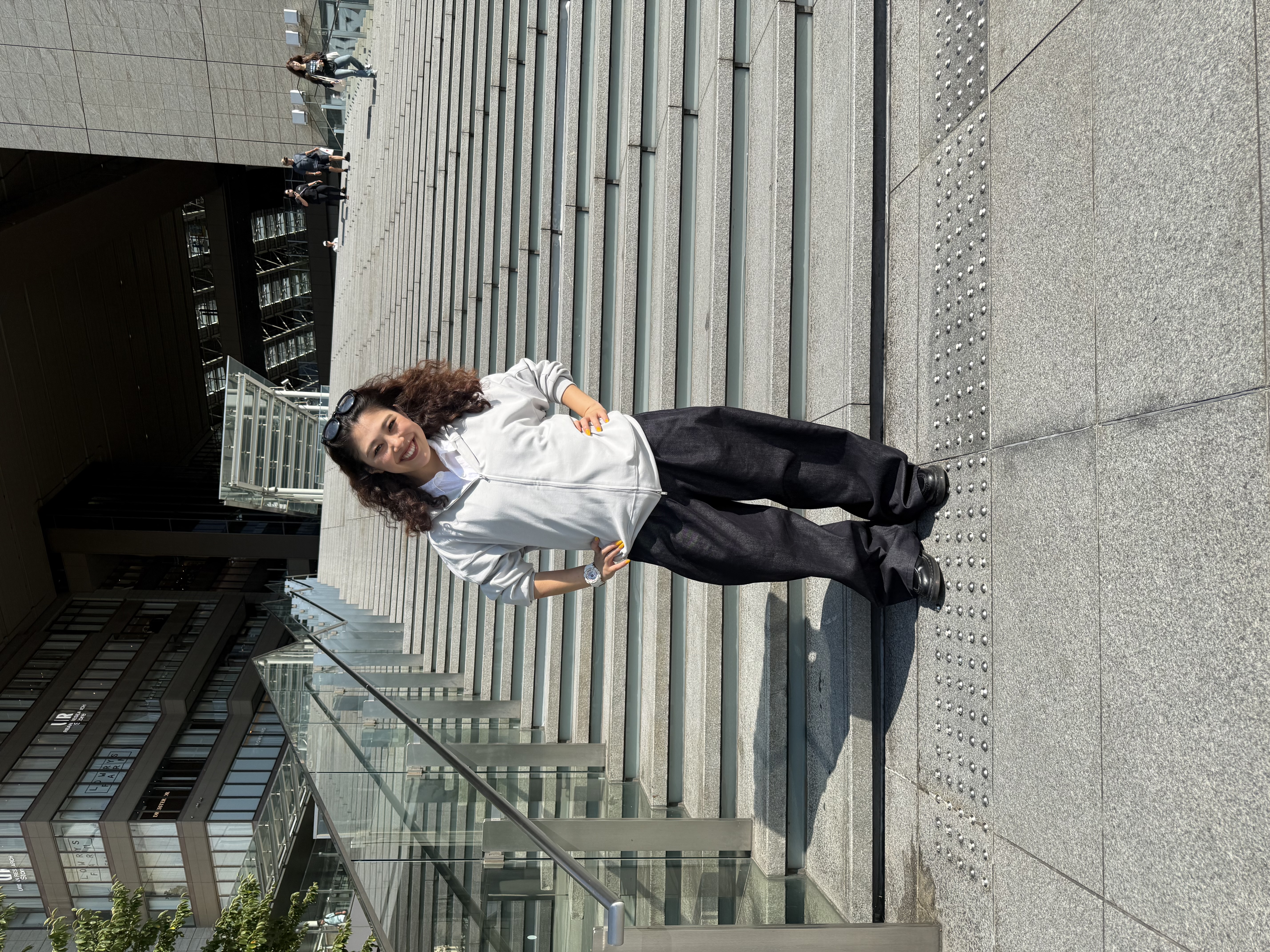 安本有里さんの「tk.TAKEO KIKUCHI｜【色褪せしにくいデニム】Comfy Fadeless Denim Seriesワイドストレートデニム」を使ったコーディネート
