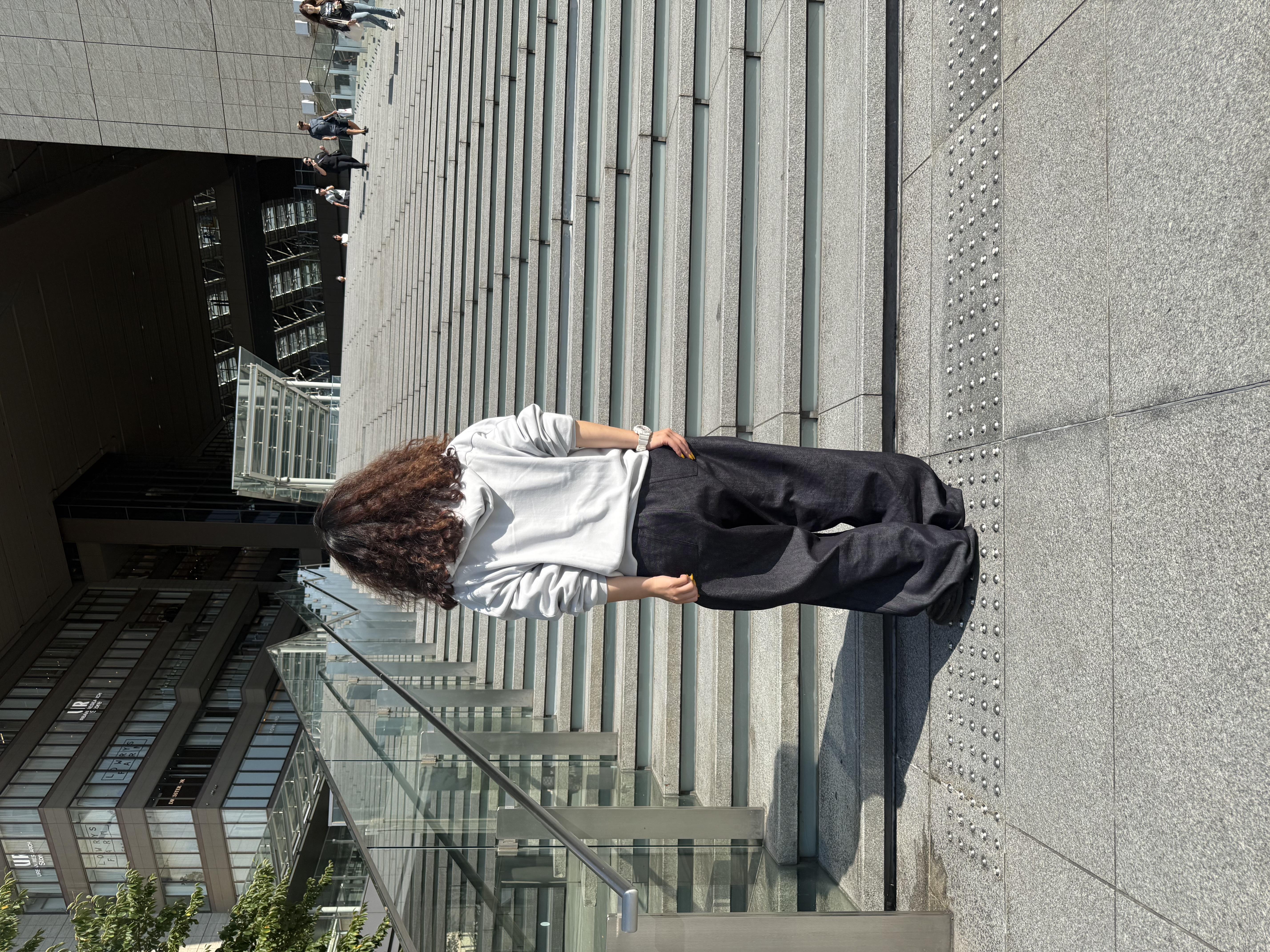 安本有里さんの「tk.TAKEO KIKUCHI｜【色褪せしにくいデニム】Comfy Fadeless Denim Seriesワイドストレートデニム」を使ったコーディネート