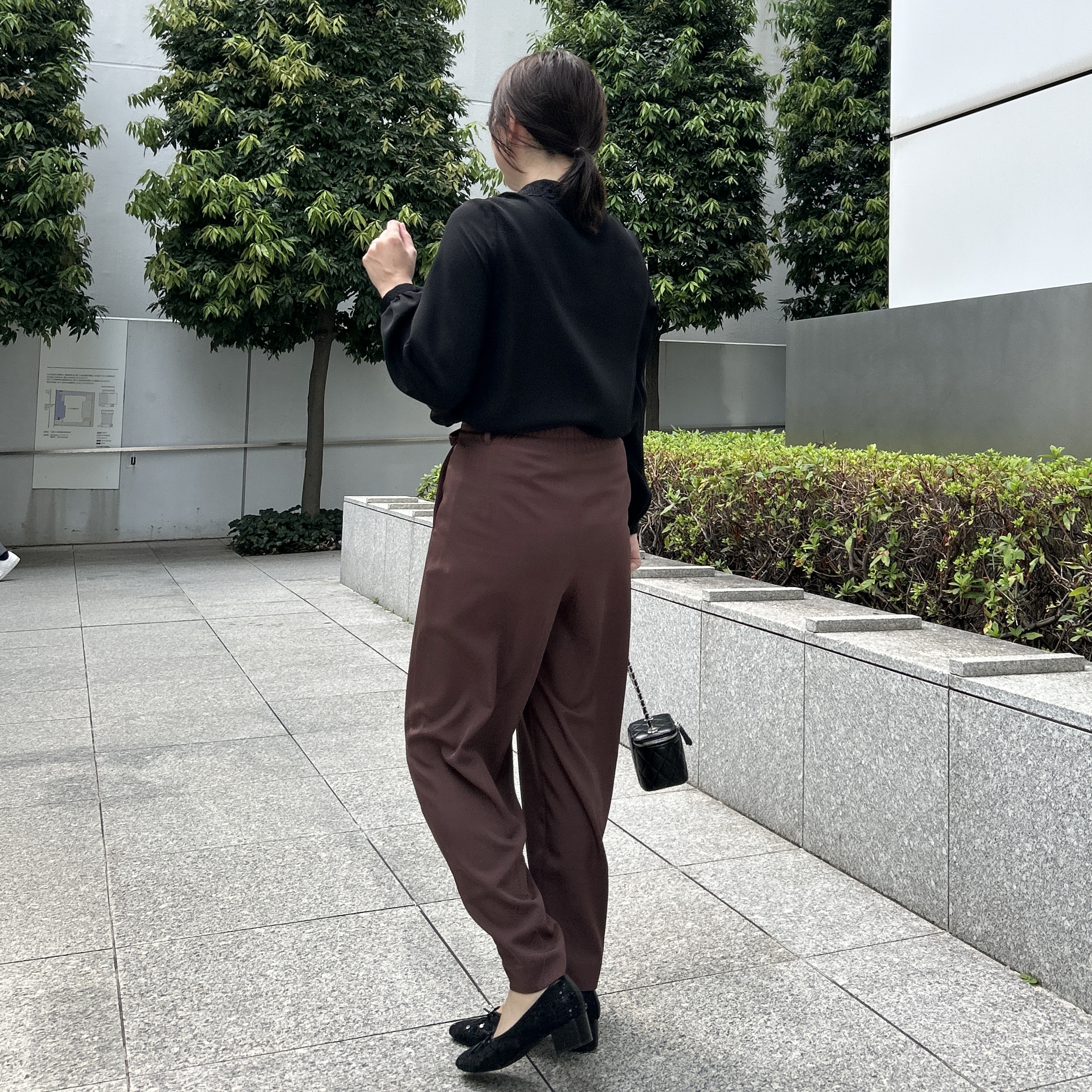 shinoさんの「Couture brooch｜【接触冷感・UVカット・チャーム付】とろみリネンライクパンツ」を使ったコーディネート
