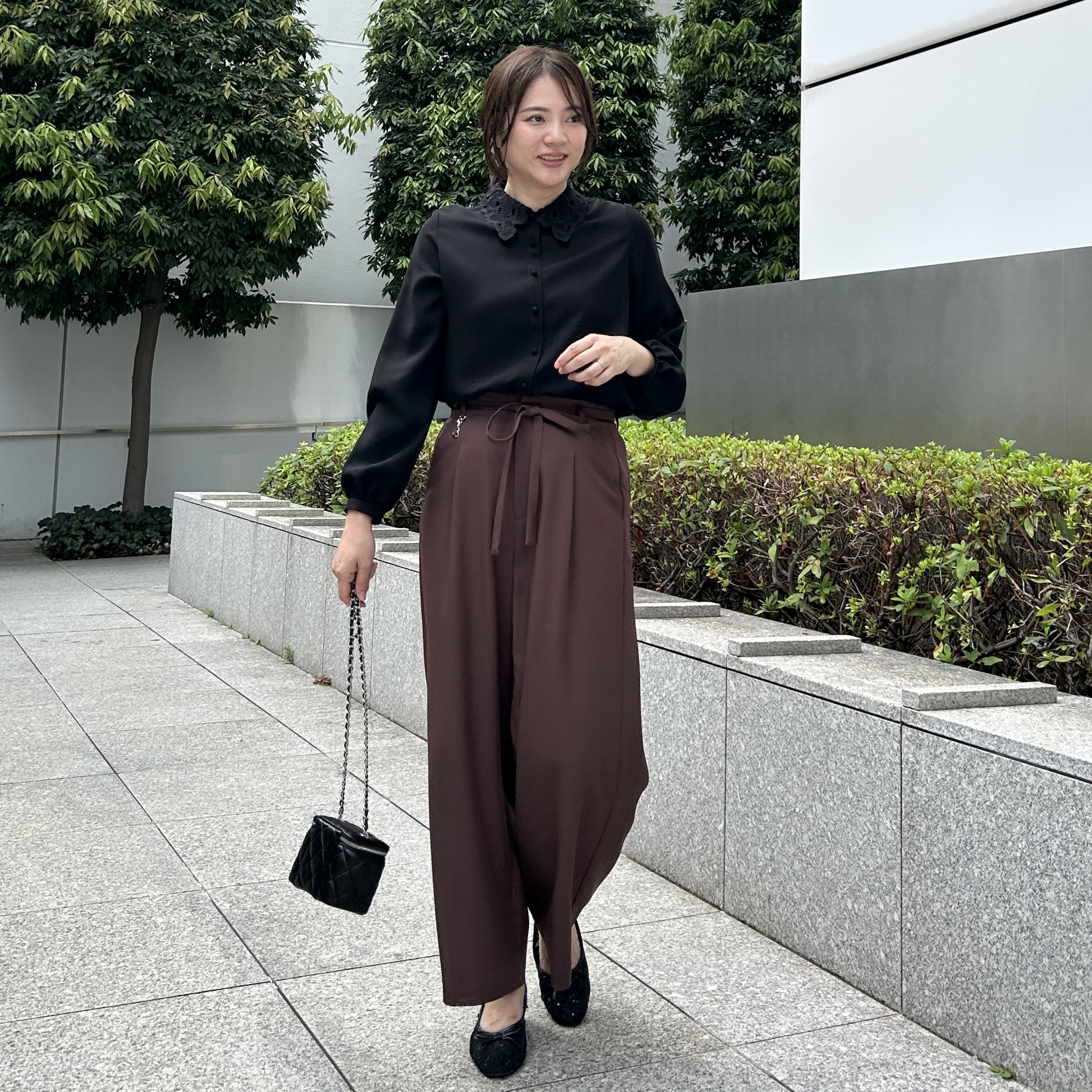 shinoさんの「Couture brooch｜【接触冷感・UVカット・チャーム付】とろみリネンライクパンツ」を使ったコーディネート