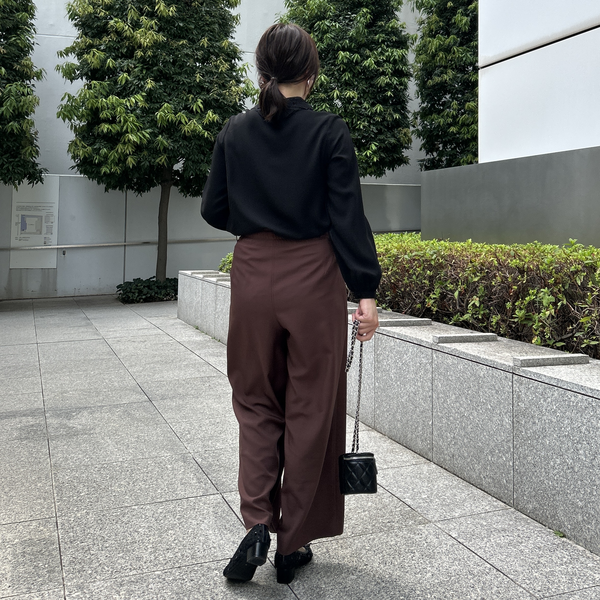 shinoさんの「Couture brooch｜【接触冷感・UVカット・チャーム付】とろみリネンライクパンツ」を使ったコーディネート