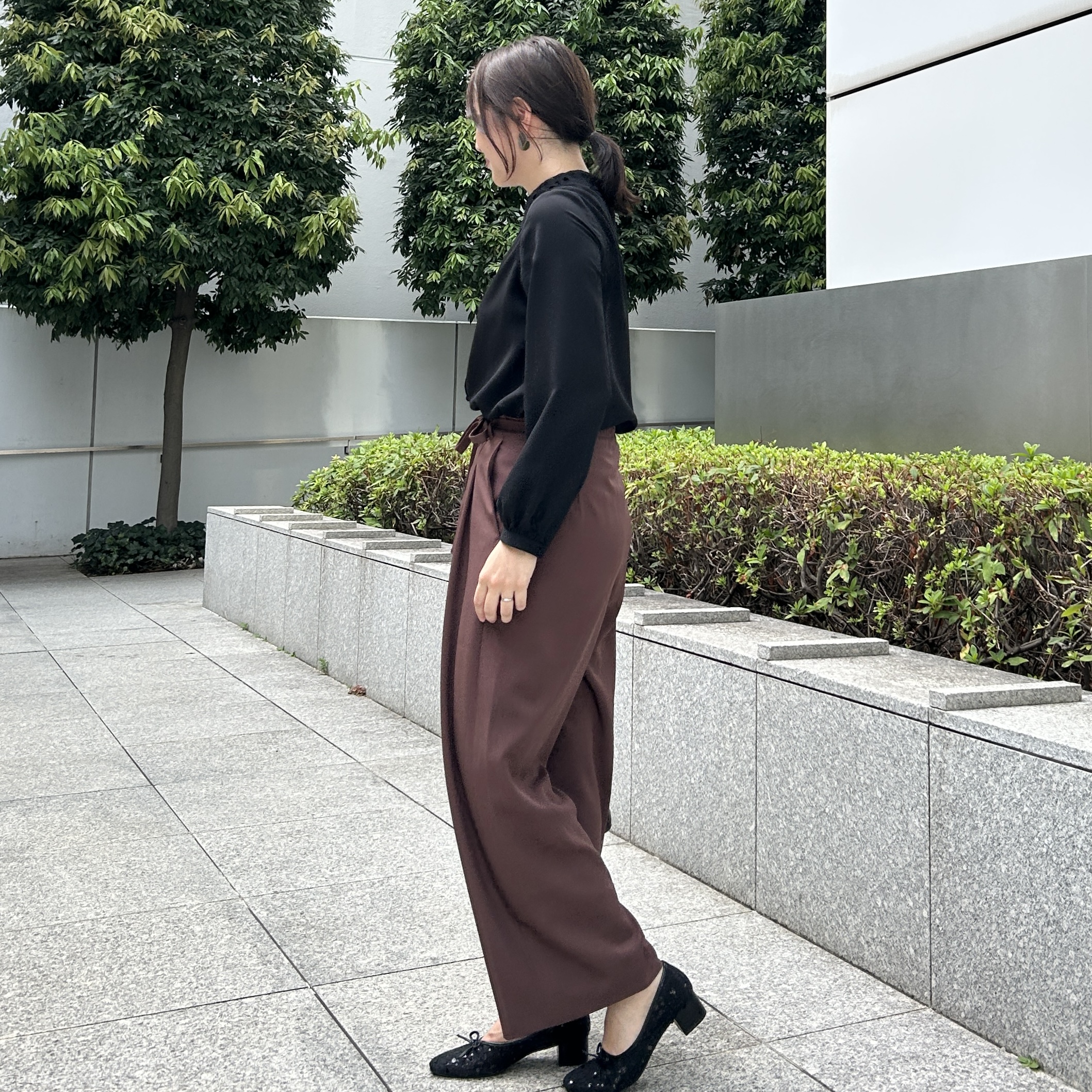 shinoさんの「Couture brooch｜【接触冷感・UVカット・チャーム付】とろみリネンライクパンツ」を使ったコーディネート