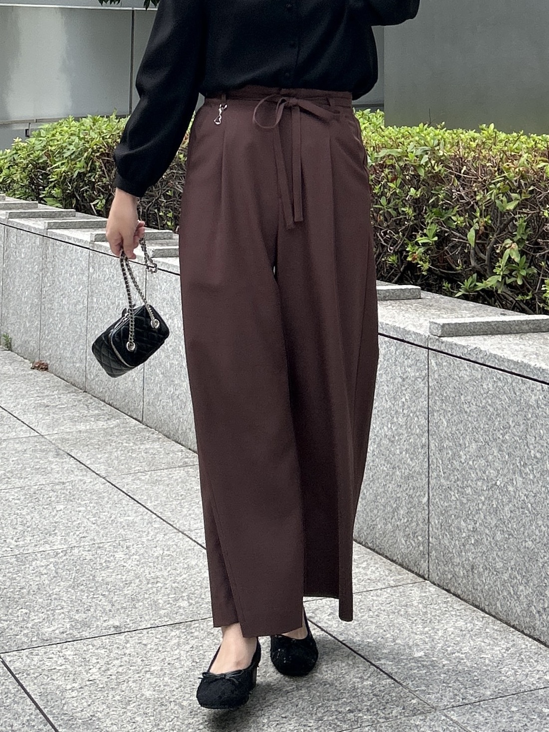 shinoさんの「Couture brooch｜【接触冷感・UVカット・チャーム付】とろみリネンライクパンツ」を使ったコーディネート