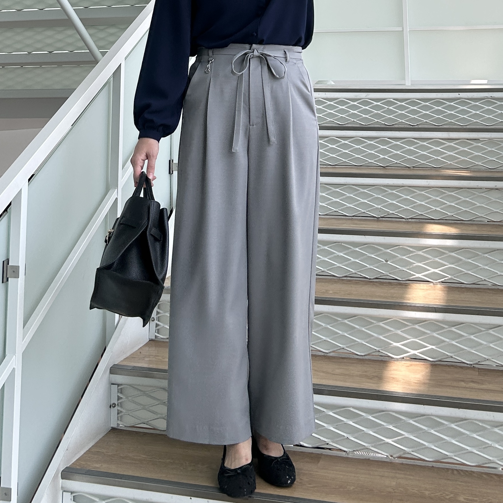 shinoさんの「Couture brooch｜【接触冷感・UVカット・チャーム付】とろみリネンライクパンツ」を使ったコーディネート