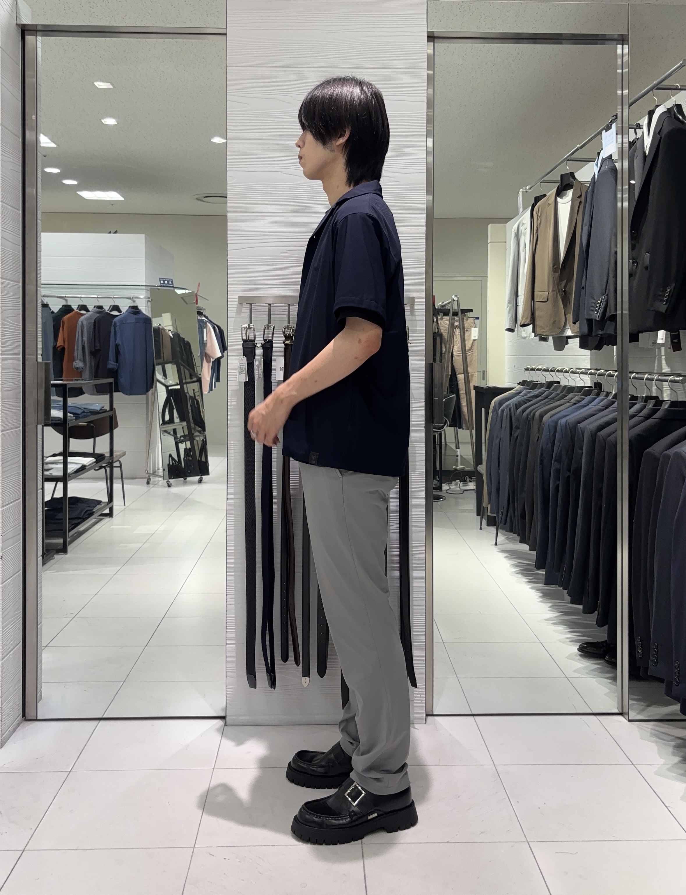 こうへいさんの「TAKEO KIKUCHI｜【360&deg;ストレッチ／軽量】None Of Stress ライト パンツ（セットアップ対応）」を使ったコーディネート