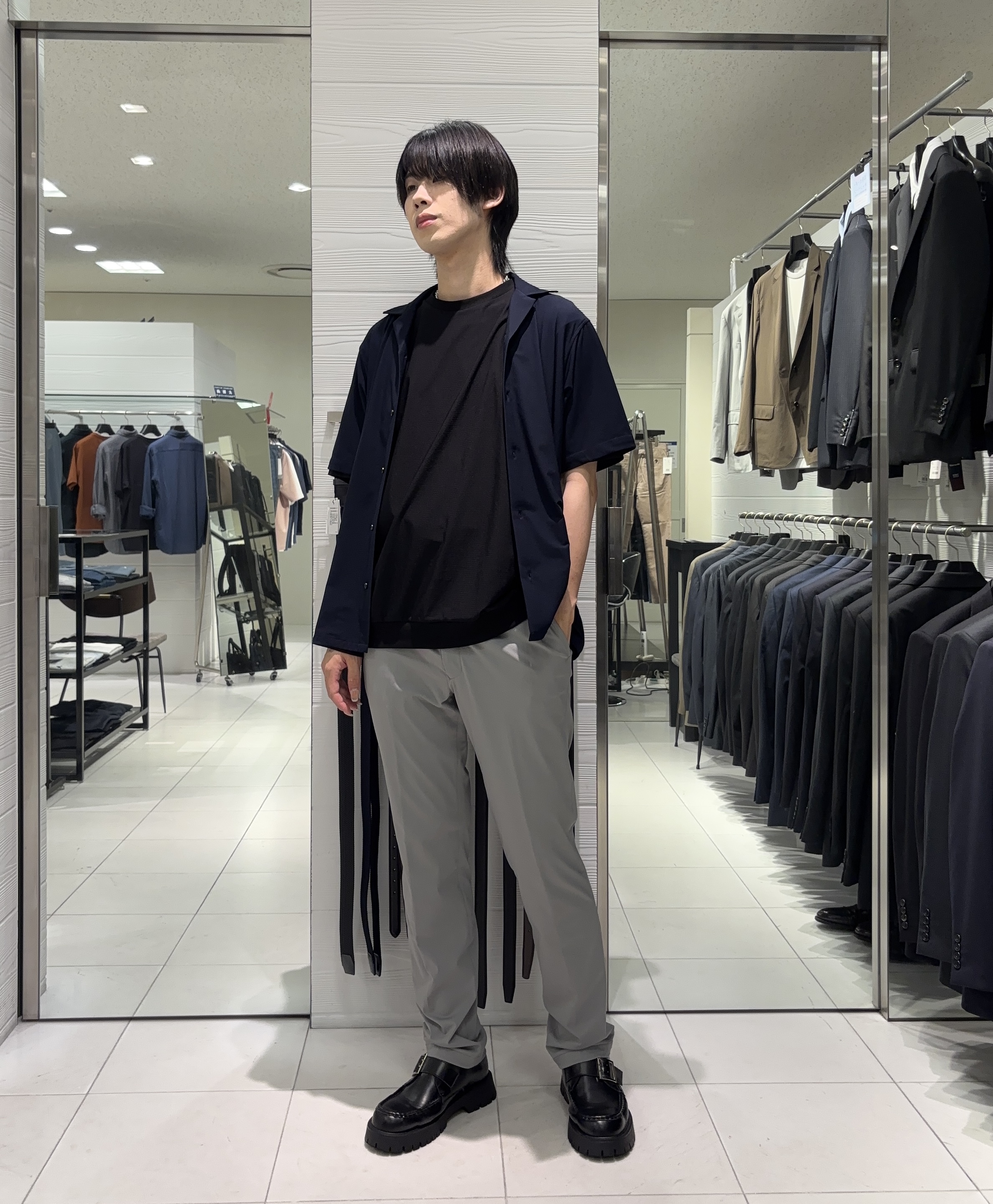 こうへいさんの「TAKEO KIKUCHI｜【360&deg;ストレッチ／軽量】None Of Stress ライト パンツ（セットアップ対応）」を使ったコーディネート